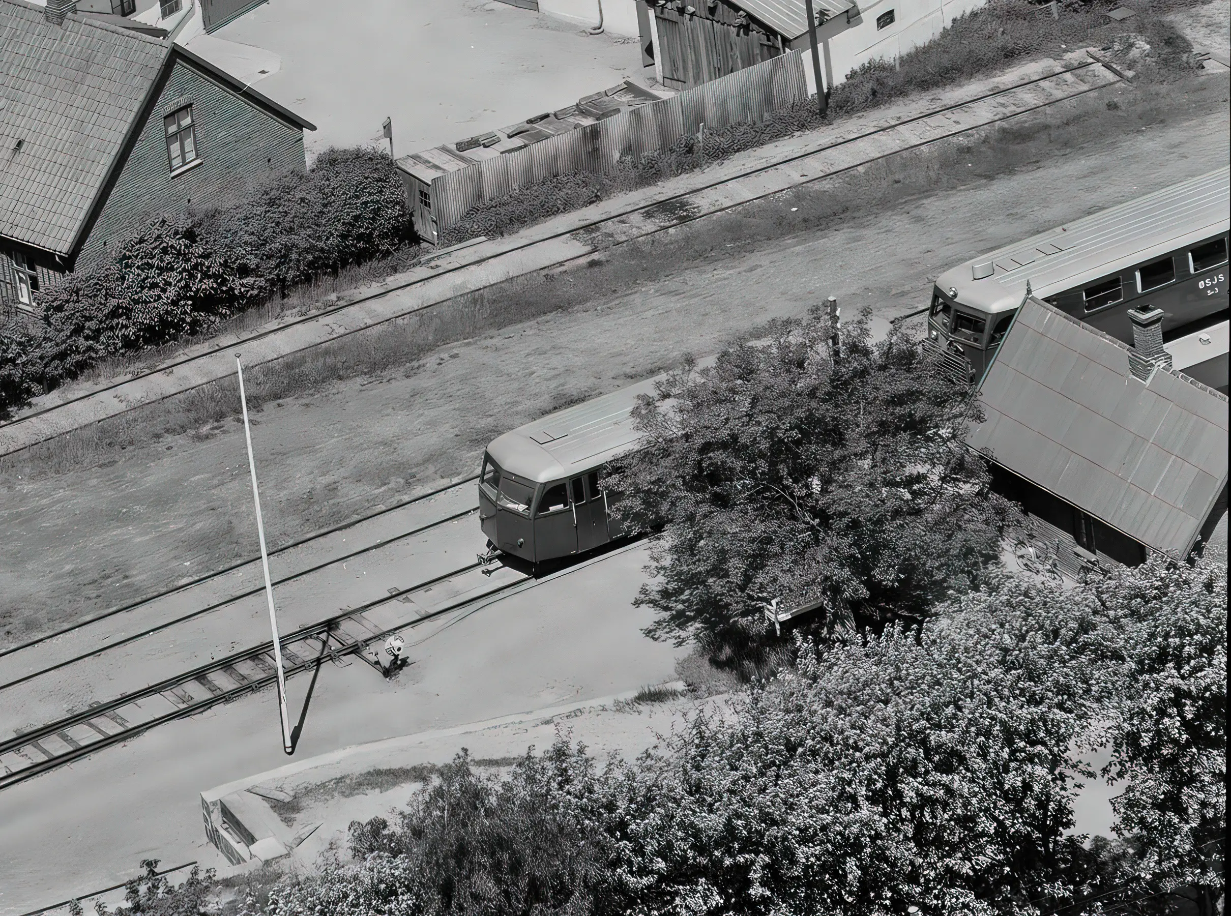 Billede af ØSJS skinnebus ud for Karise Station. Billede af ØSJS skinnebus ud for Karise Station.