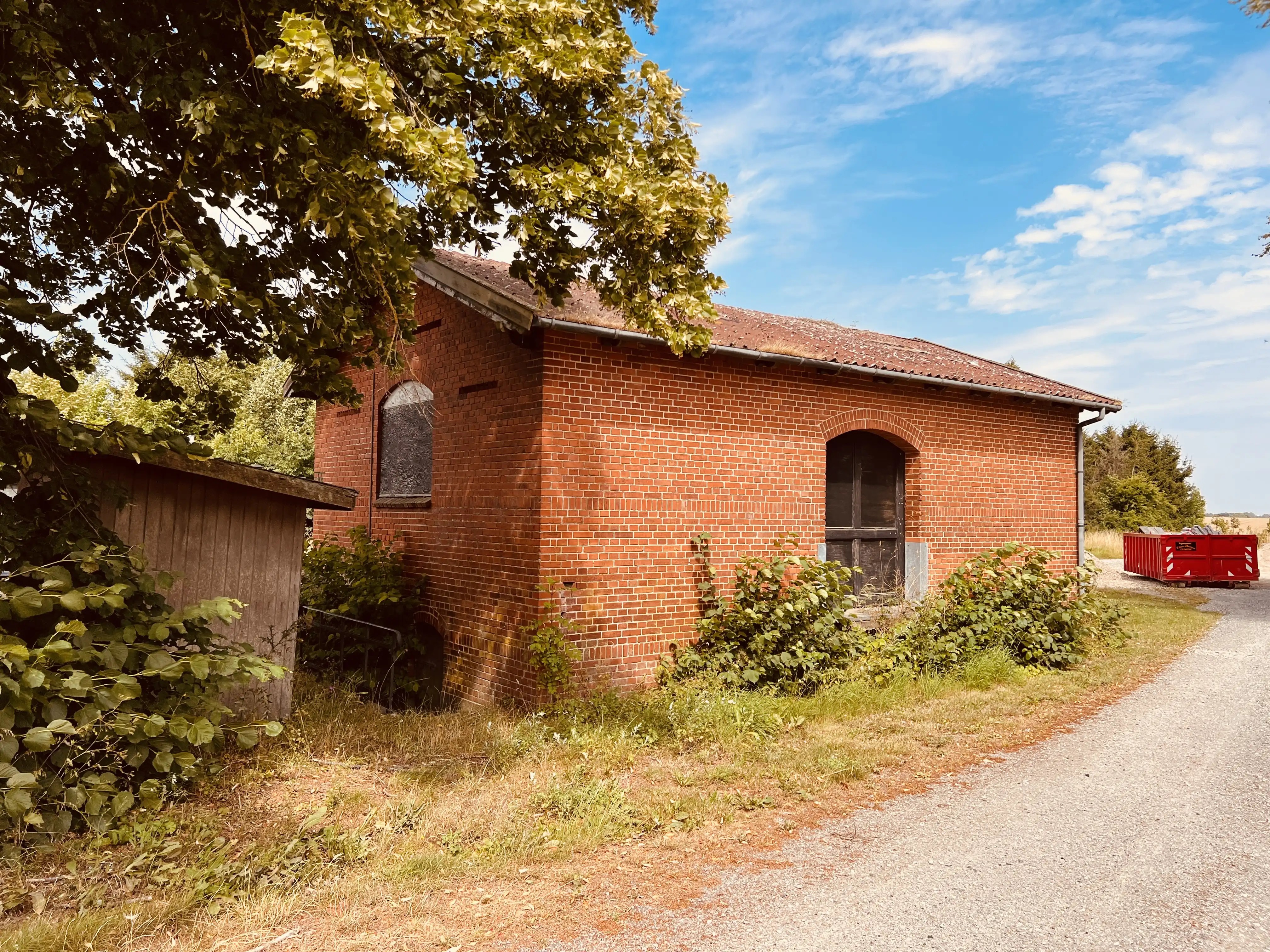 Billede af Vedde Stations varehus.