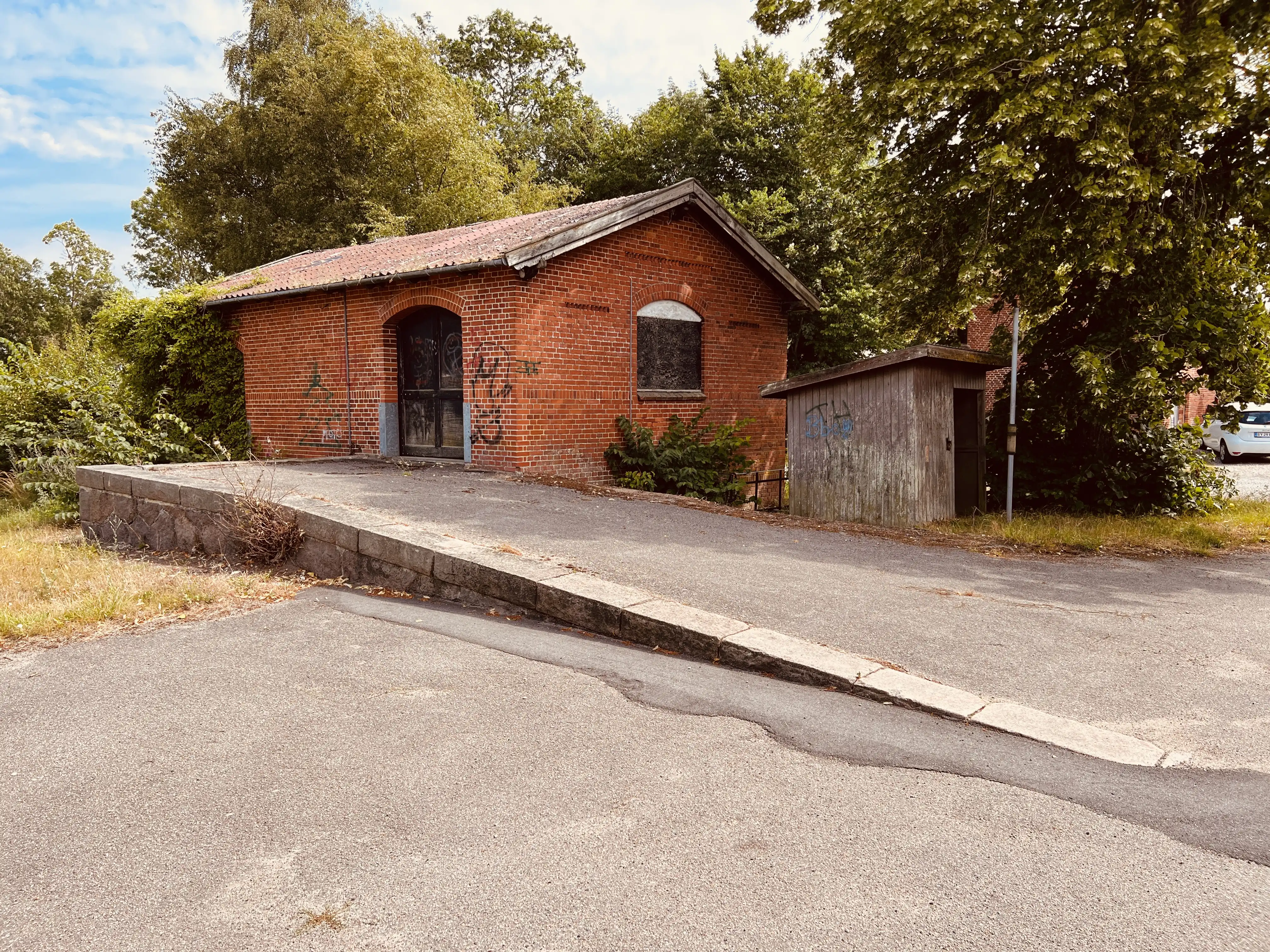 Billede af Vedde Stations varehus.