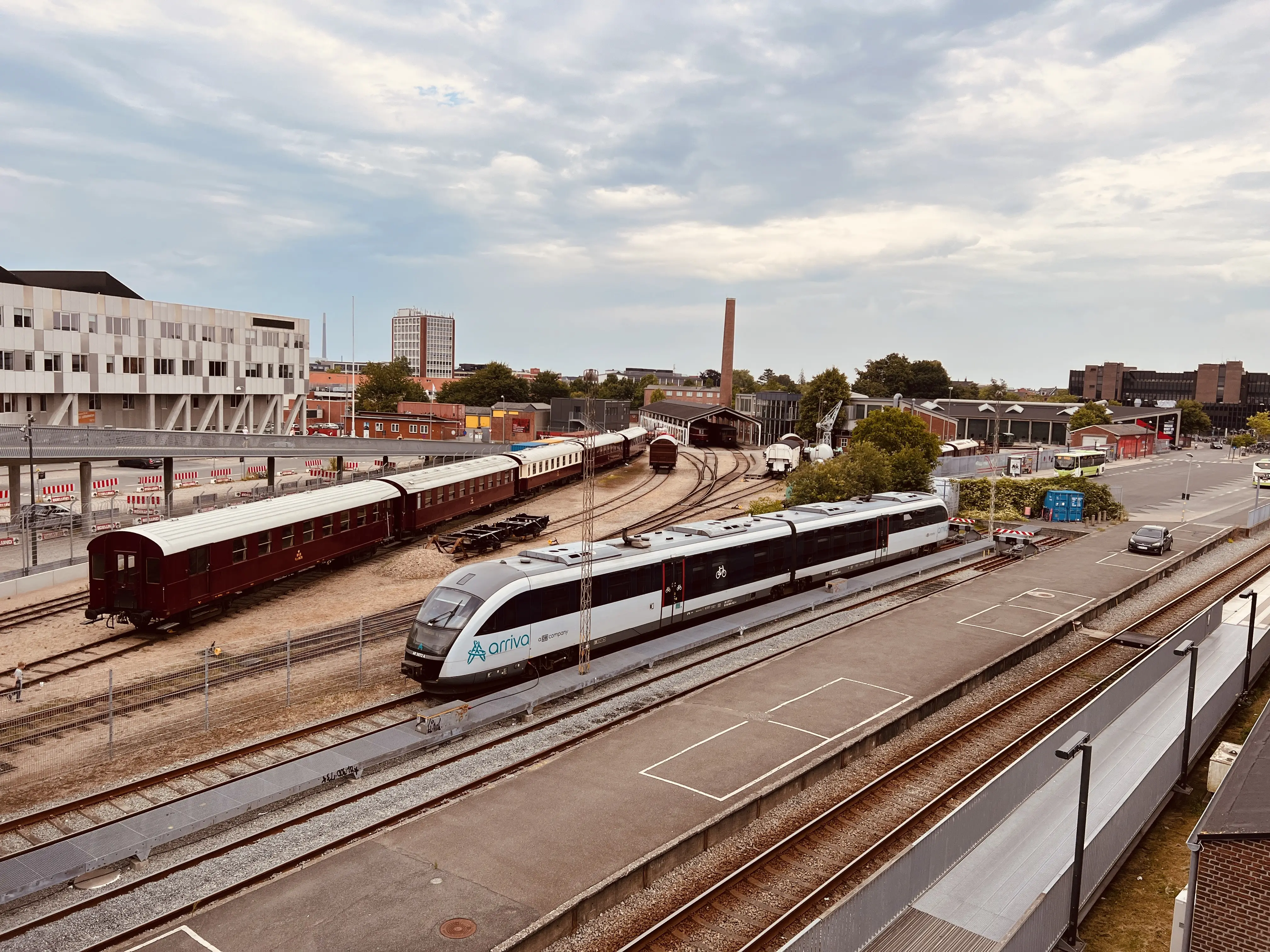 Billede af tog ud for Odense Banegård Center. Billede af tog ud for Odense Banegård Center.