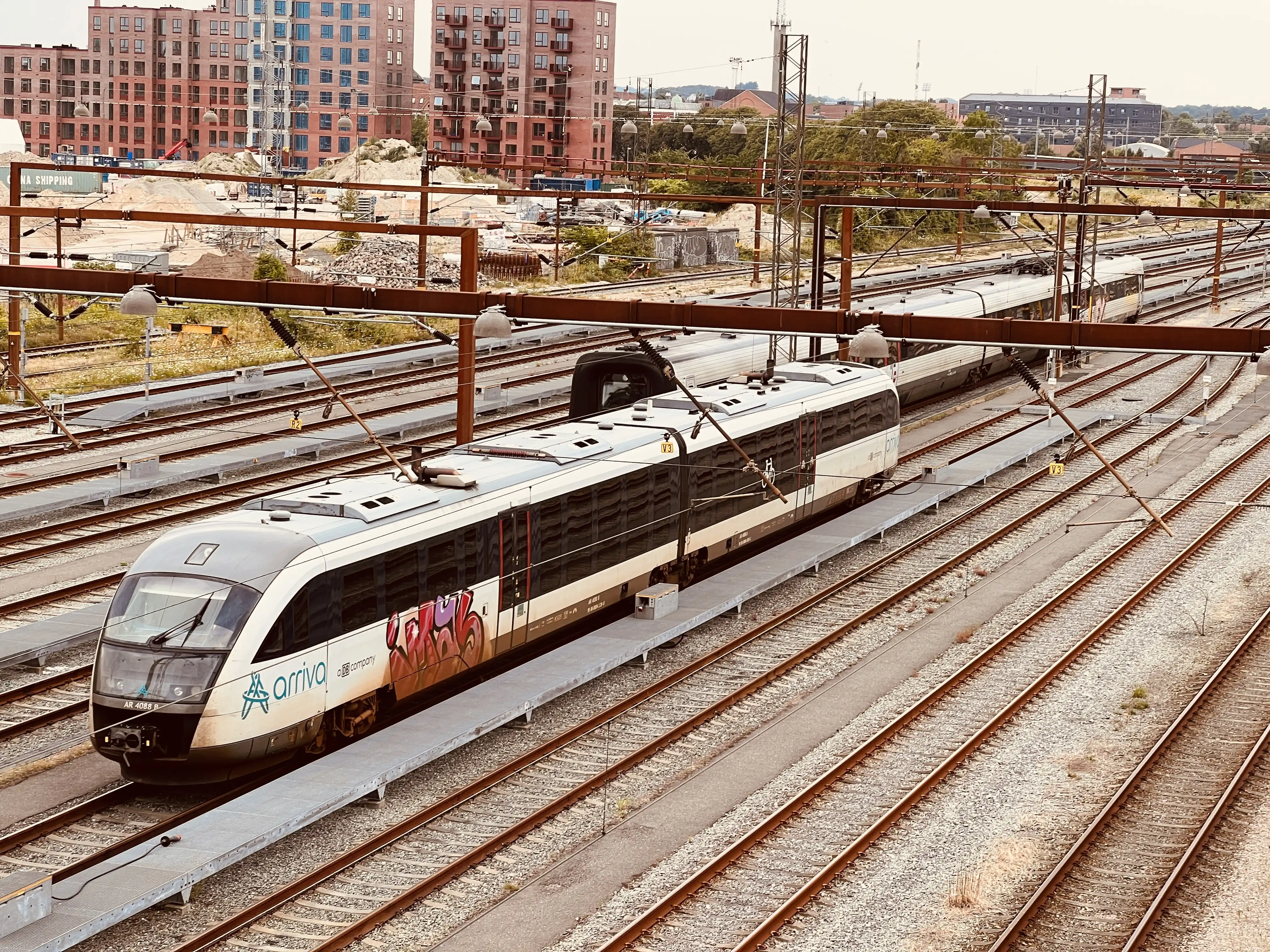 Billede af tog ud for Odense Banegård Center. Billede af tog ud for Odense Banegård Center.