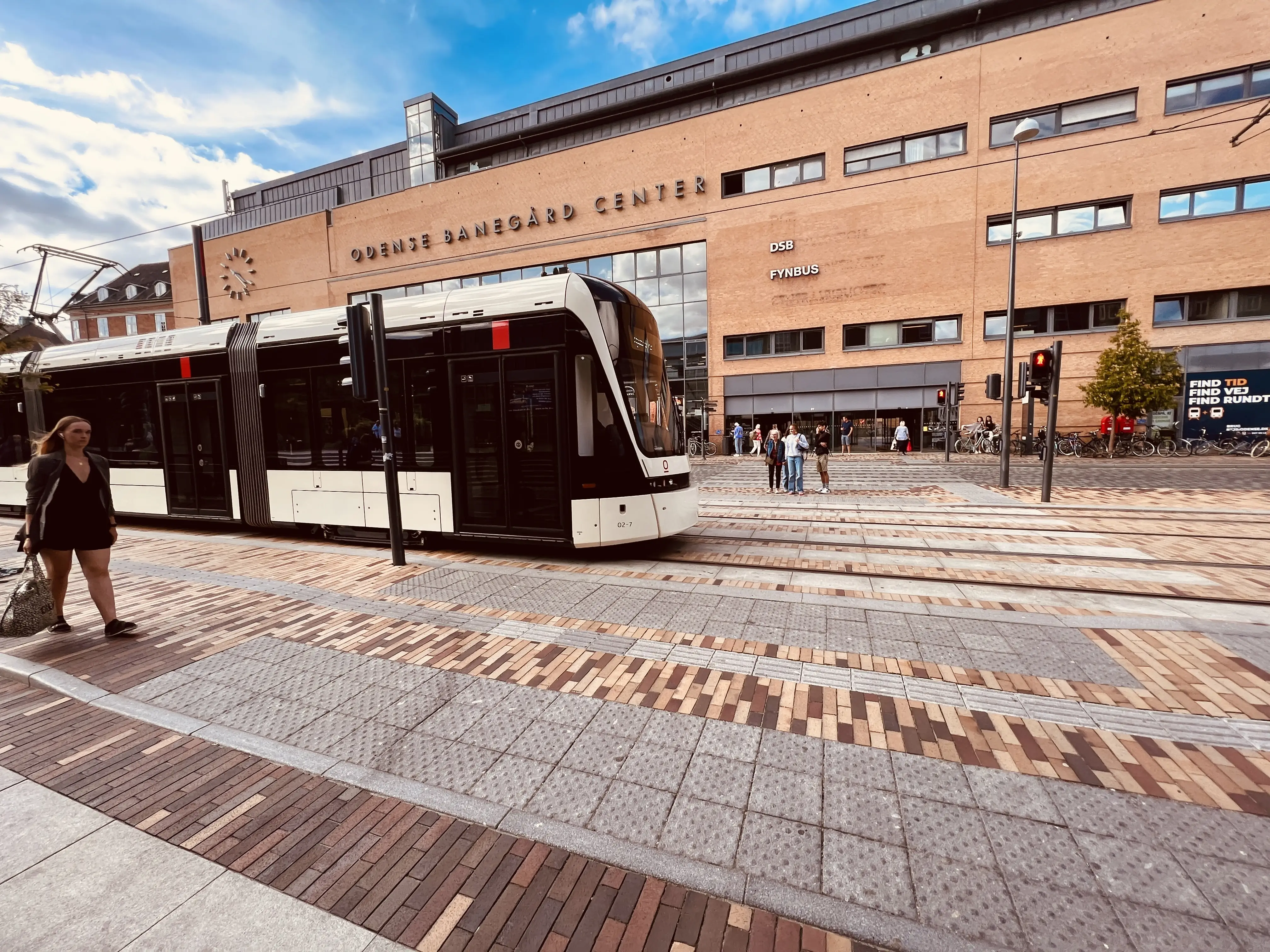 Billede af letbanetog ud for Odense Banegård Letbanestation.