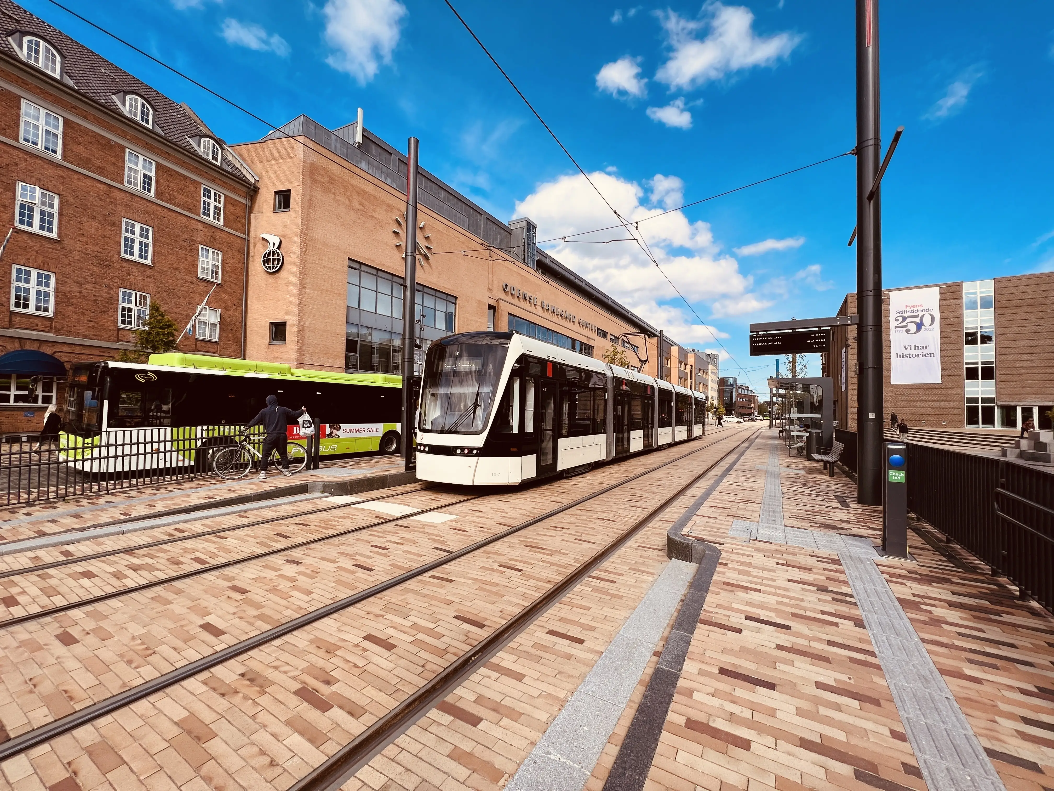 Billede af letbanetog ud for Odense Banegård Letbanestation.