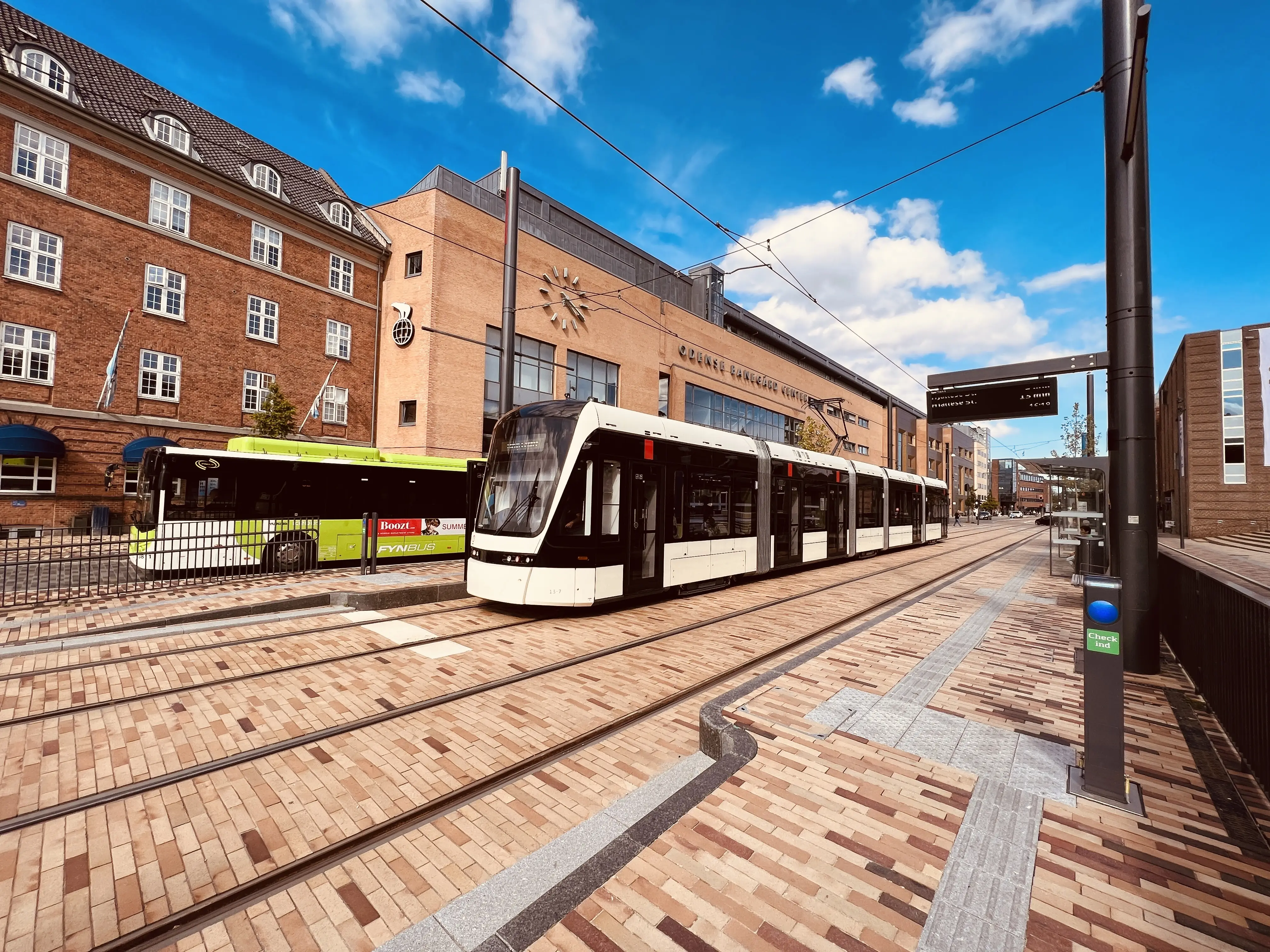 Billede af letbanetog ud for Odense Banegård Letbanestation.