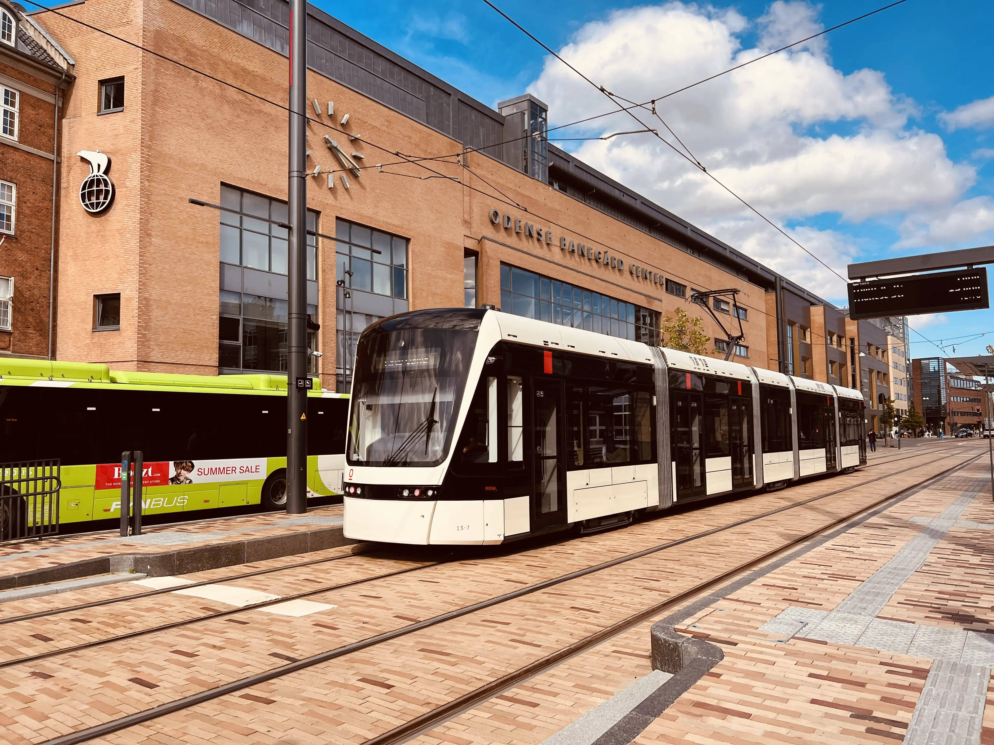 Billede af letbanetog ud for Odense Banegård Letbanestation.