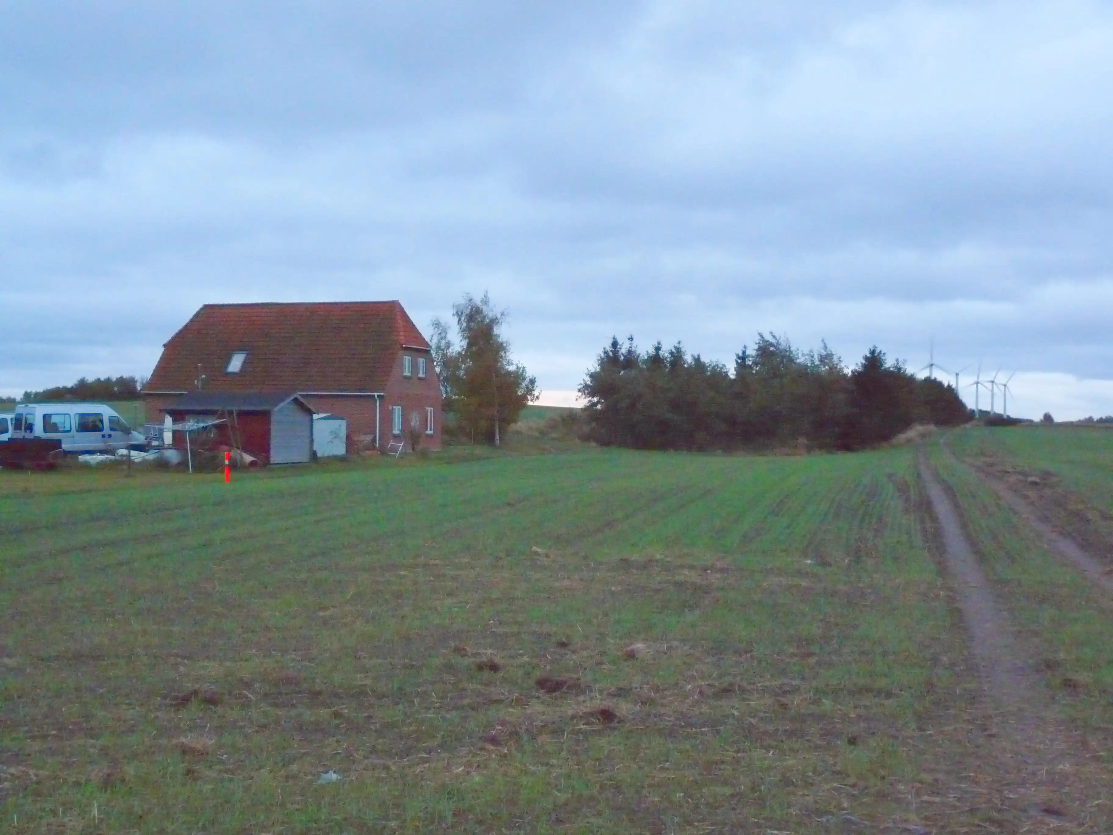 Billede af Jenslev Trinbræt - Trinbræt er nedrevet, men Jenslev Trinbræt har ligget her - dog ses det oprindelige banevagthus til venstre i billedet.
