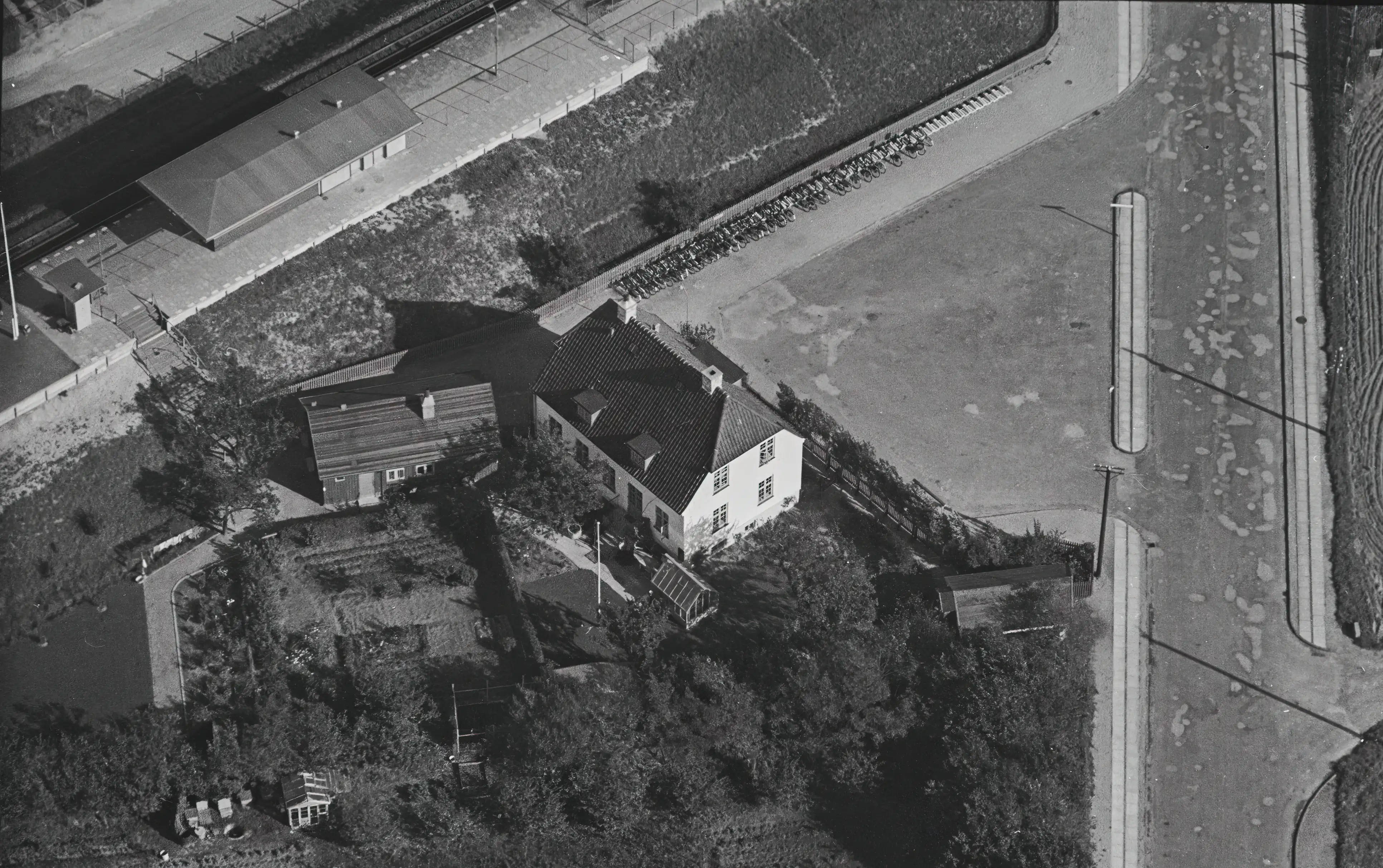 Billede af Skovlunde Billetsalgssted (midlertidige) i forgrunden og den nye s-togs station øverst til venstre. Billede af Skovlunde Billetsalgssted (midlertidige) i forgrunden og den nye s-togs station øverst til venstre.