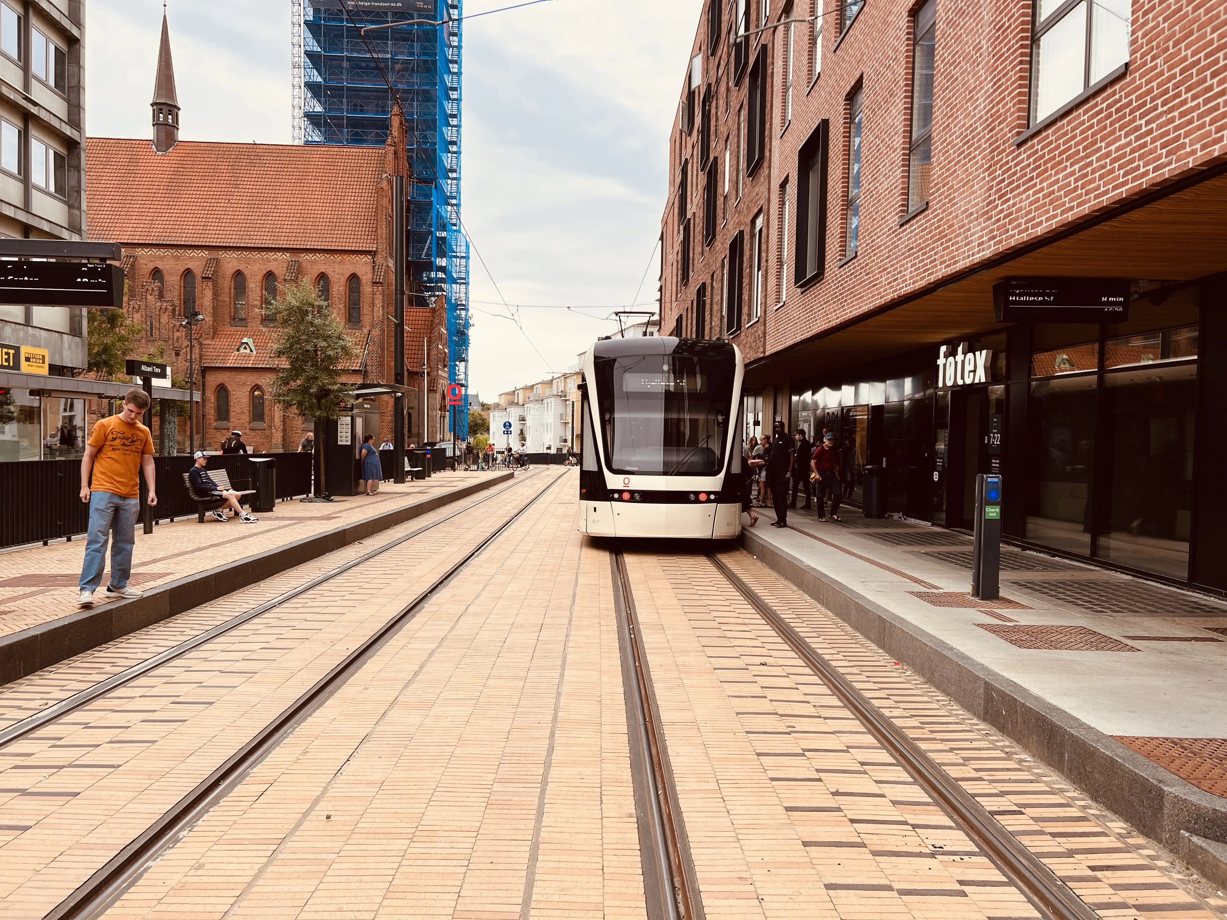 Billede af letbanetog ud for Albani Torv Letbanestation. Billede af letbanetog ud for Albani Torv Letbanestation.