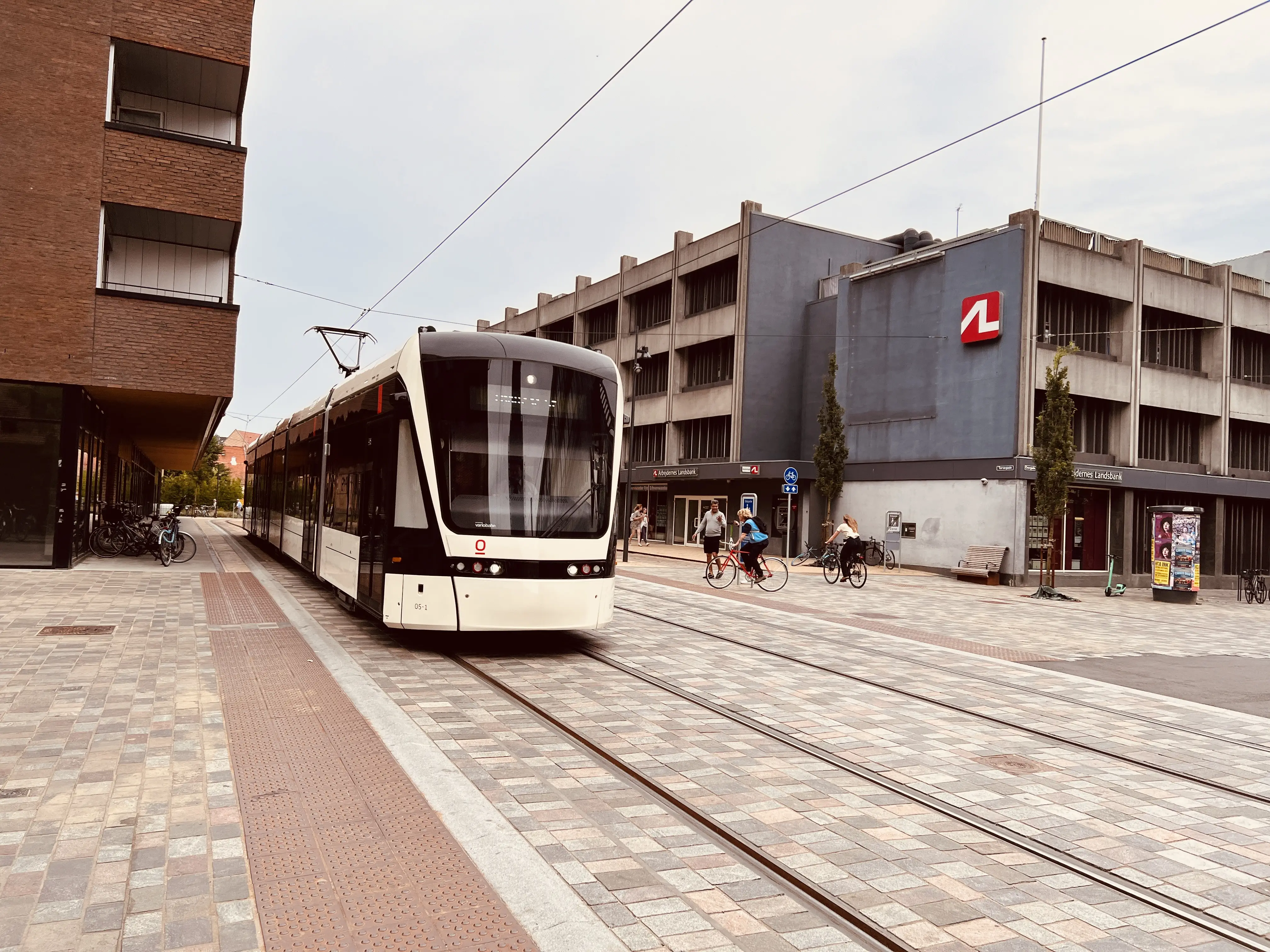 Billede af letbanetog ud for Albani Torv Letbanestation. Billede af letbanetog ud for Albani Torv Letbanestation.