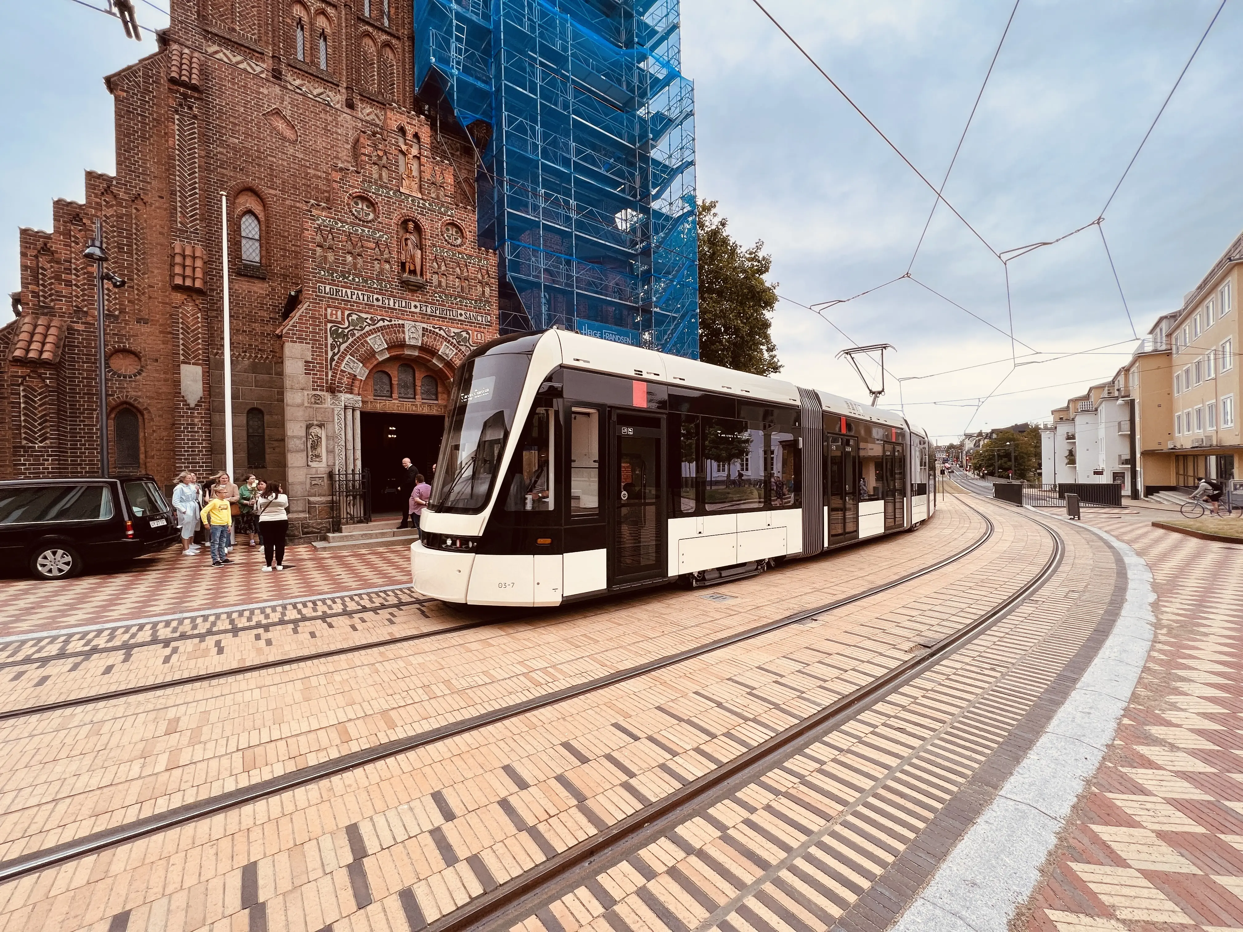 Billede af letbanetog ud for Albani Torv Letbanestation. Billede af letbanetog ud for Albani Torv Letbanestation.