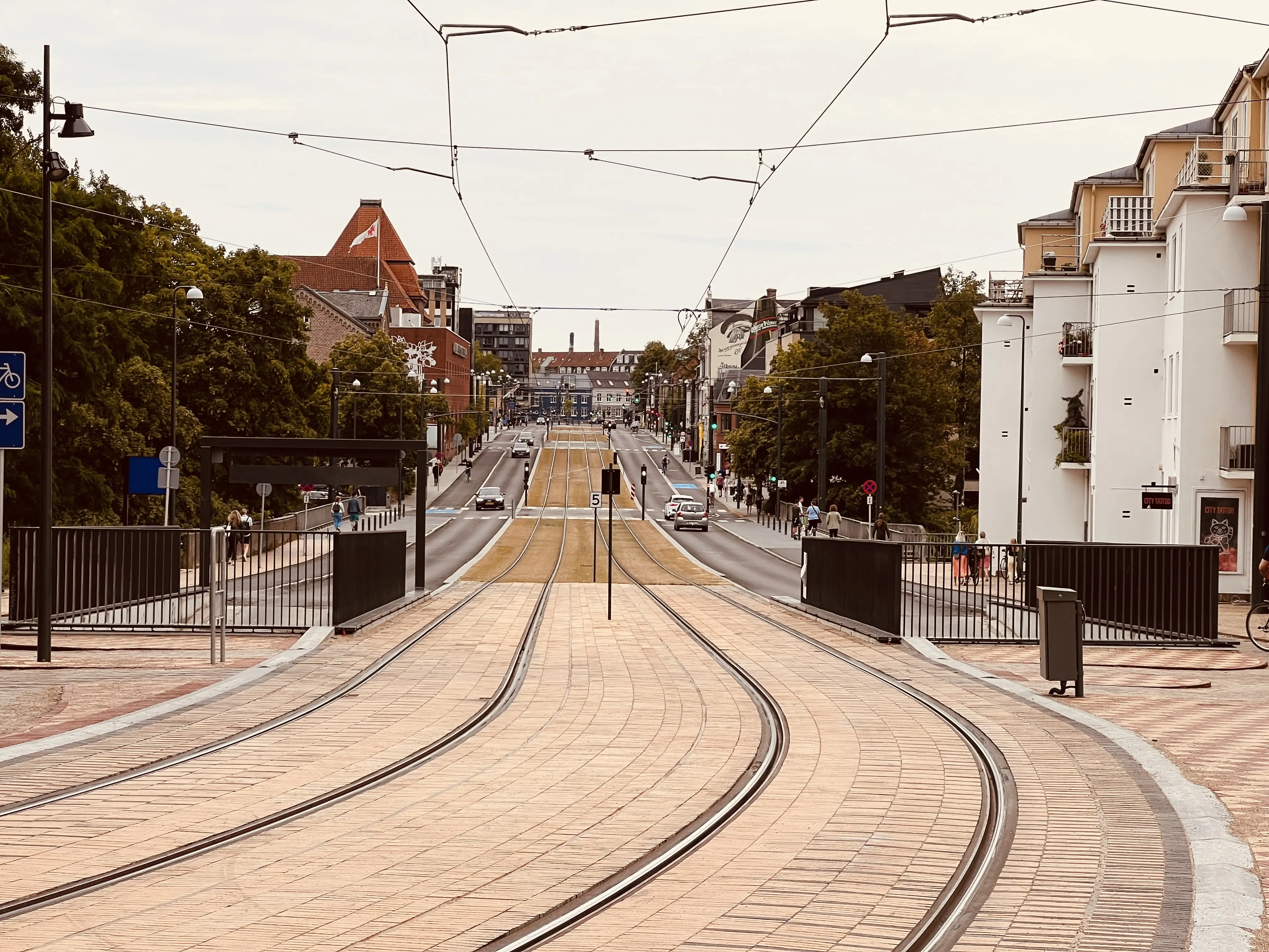 Billede af Albani Torv Letbanestations ind og udkørsel. Billede af Albani Torv Letbanestations ind og udkørsel.