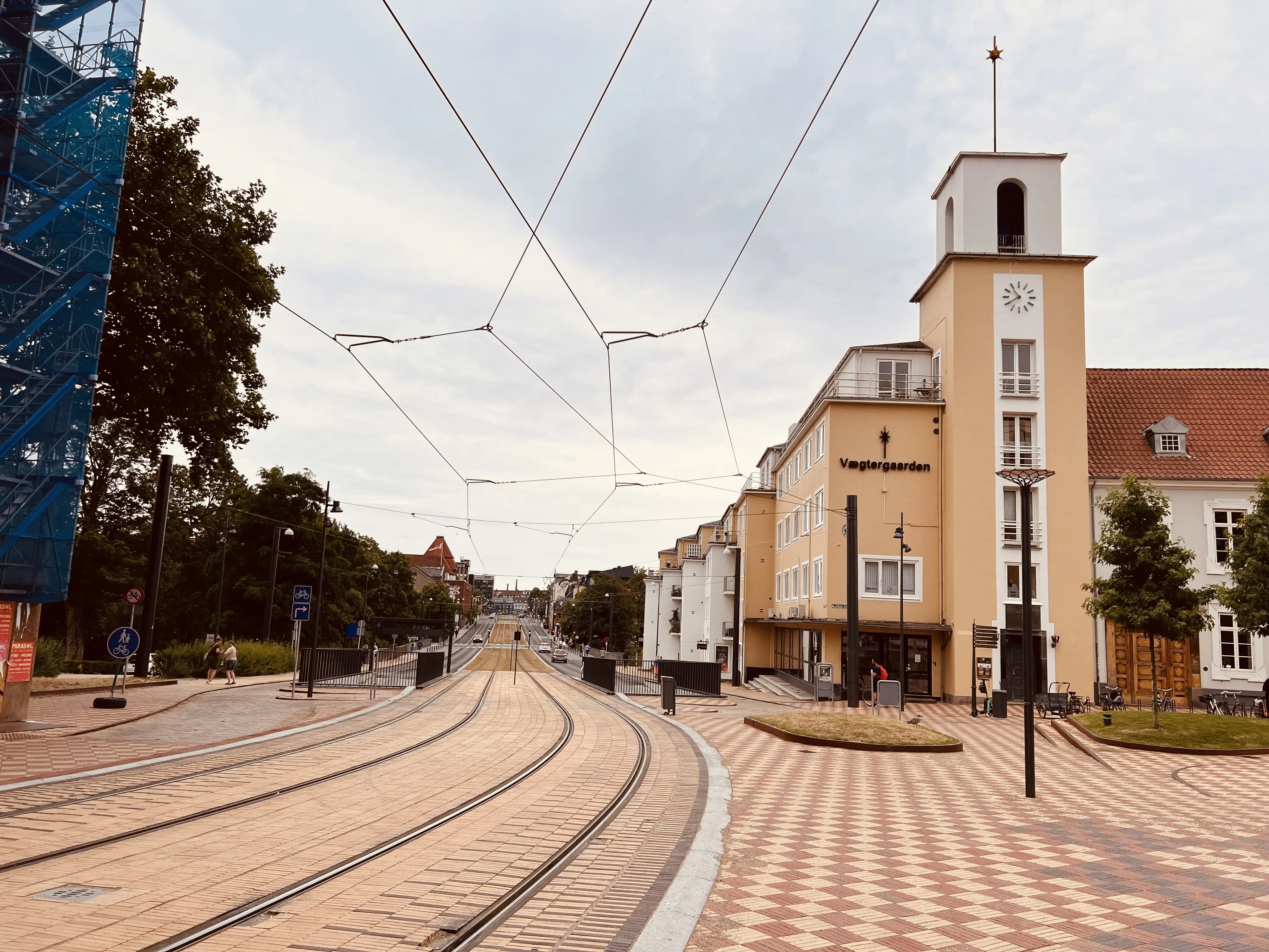 Billede af Albani Torv Letbanestations ind og udkørsel. Billede af Albani Torv Letbanestations ind og udkørsel.