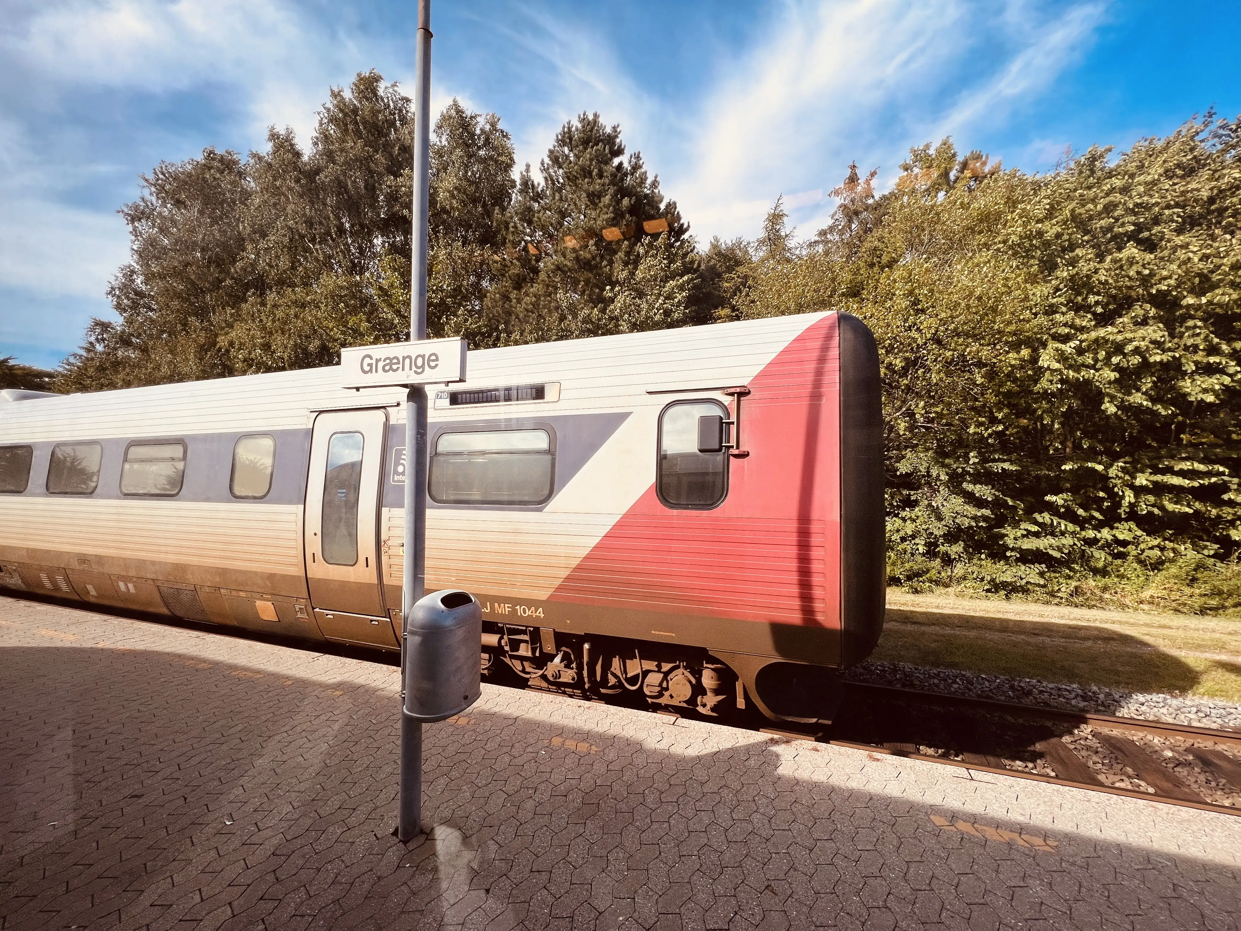 Billede af LT MF 1044, tidligere GDS-HFHJ MF 1044 - fotograferet ud for Grænge Trinbræt. Billede af LT MF 1044, tidligere GDS-HFHJ MF 1044 - fotograferet ud for Grænge Trinbræt.