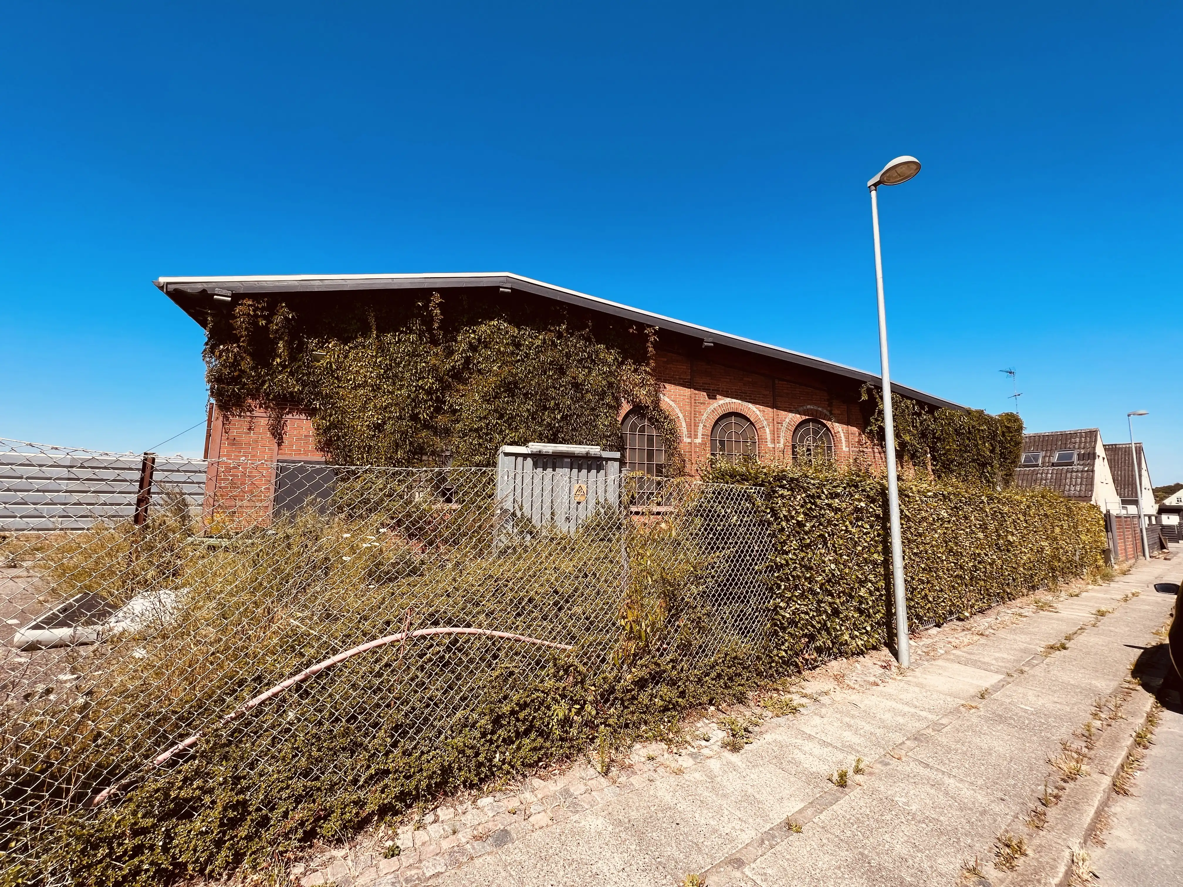 Billede af den nedlagte Stubbekøbing-Nysted Banes lille remise ved Nykøbing Falster Station Billede af den nedlagte Stubbekøbing-Nysted Banes lille remise ved Nykøbing Falster Station