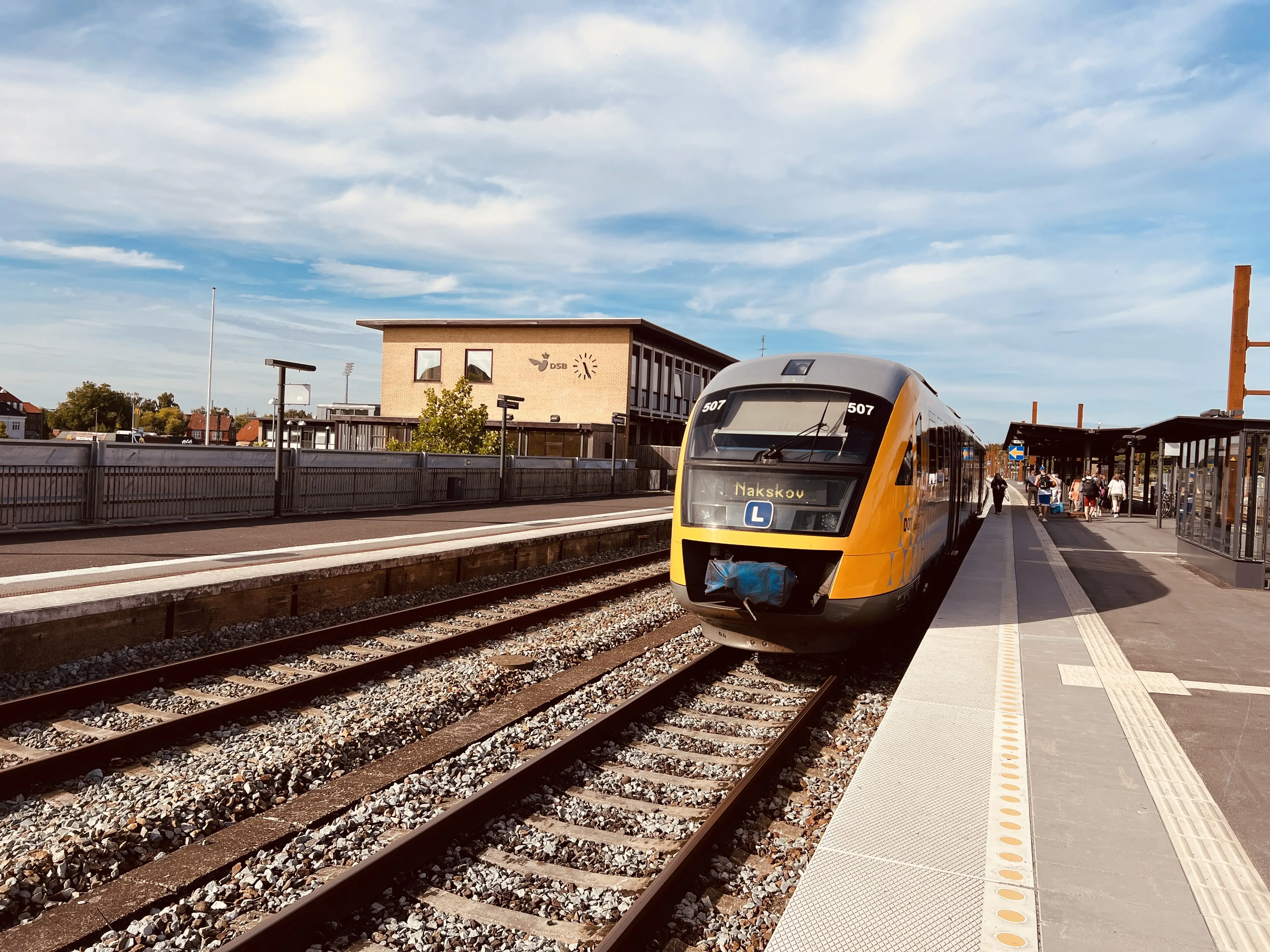 Billede af tog ud for Nykøbing Falster Station. Billede af tog ud for Nykøbing Falster Station.