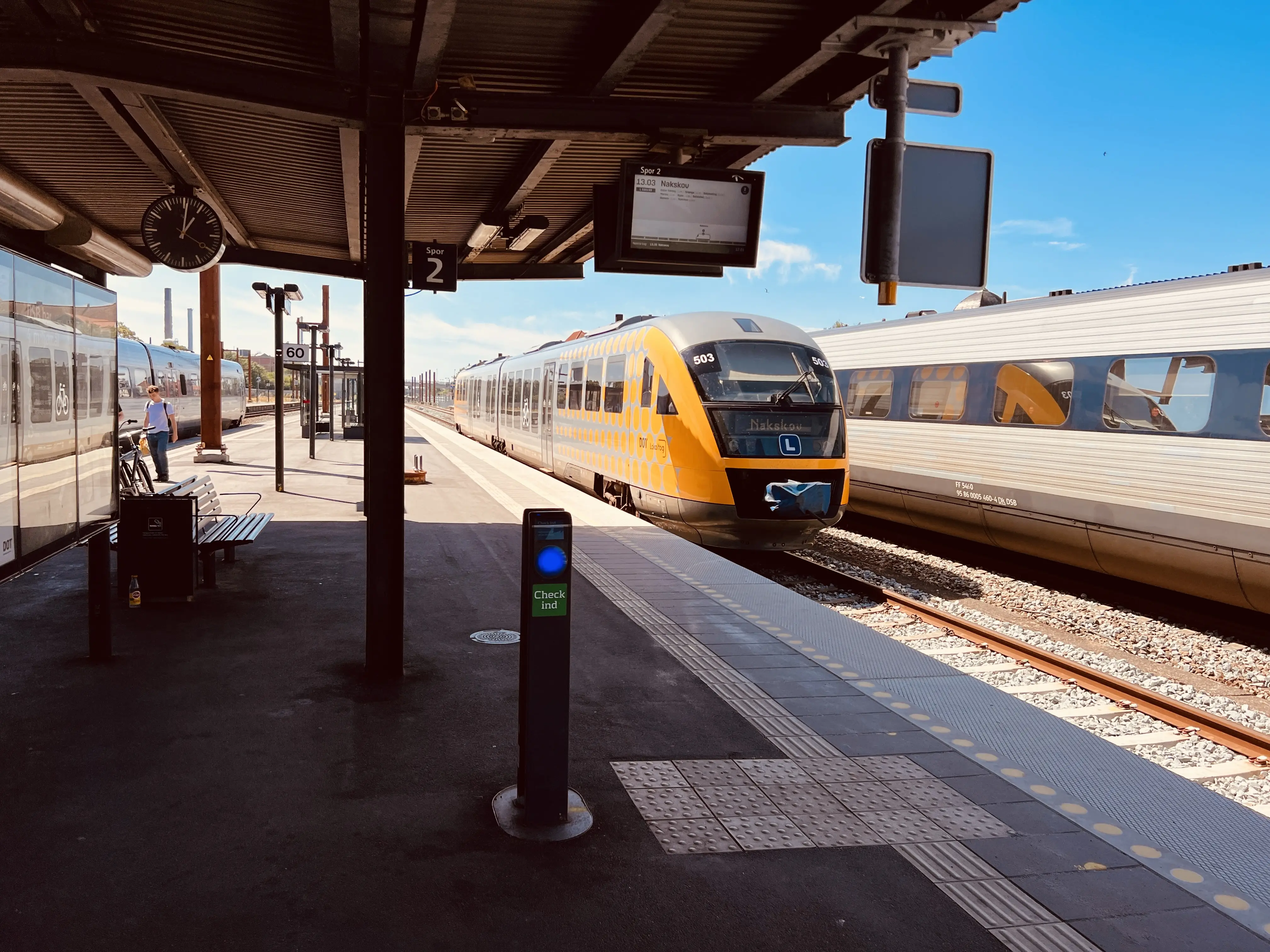 Billede af tog ud for Nykøbing Falster Station. Billede af tog ud for Nykøbing Falster Station.