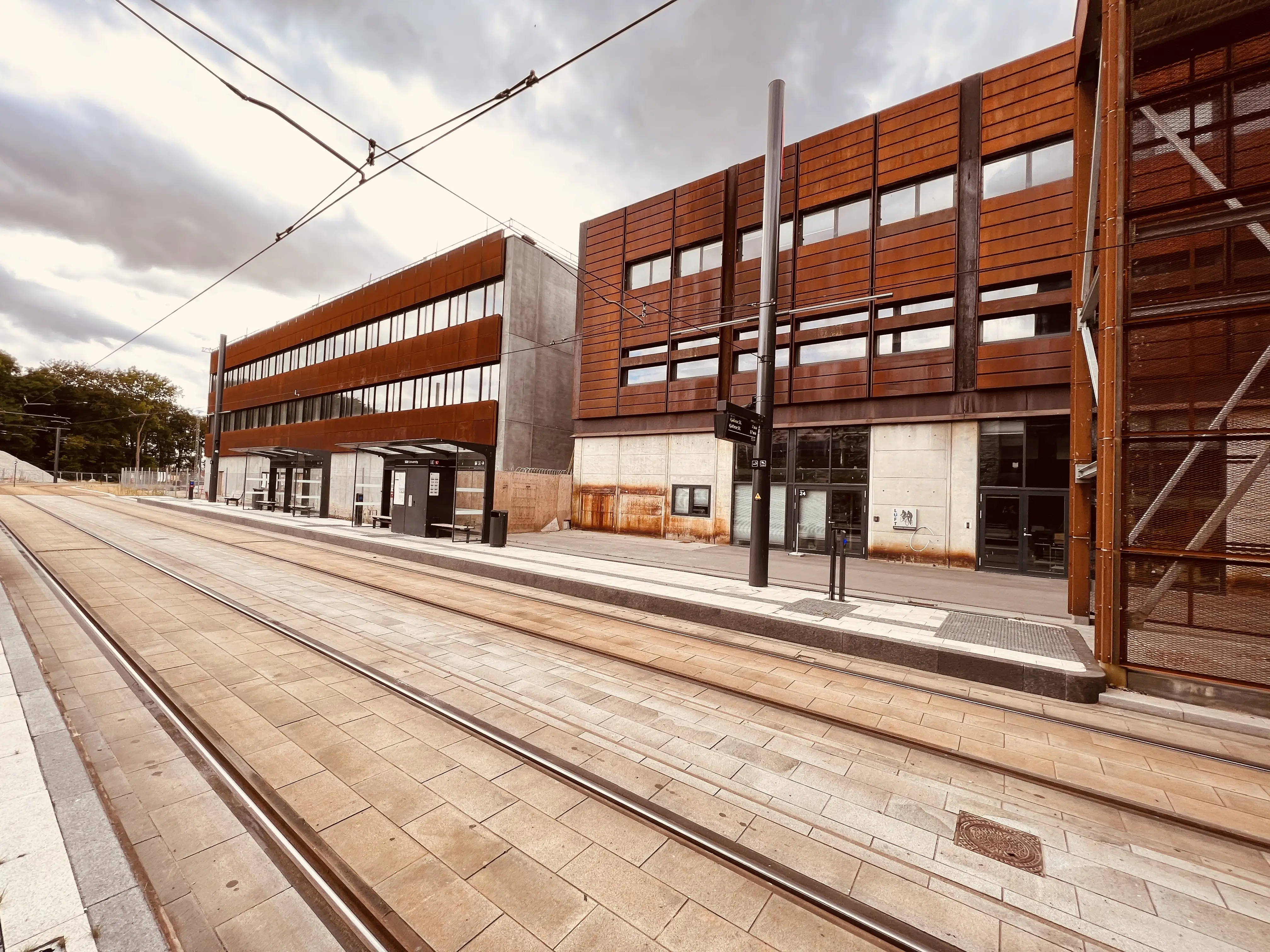 Billede af SDU Letbanestation. Billede af SDU Letbanestation.