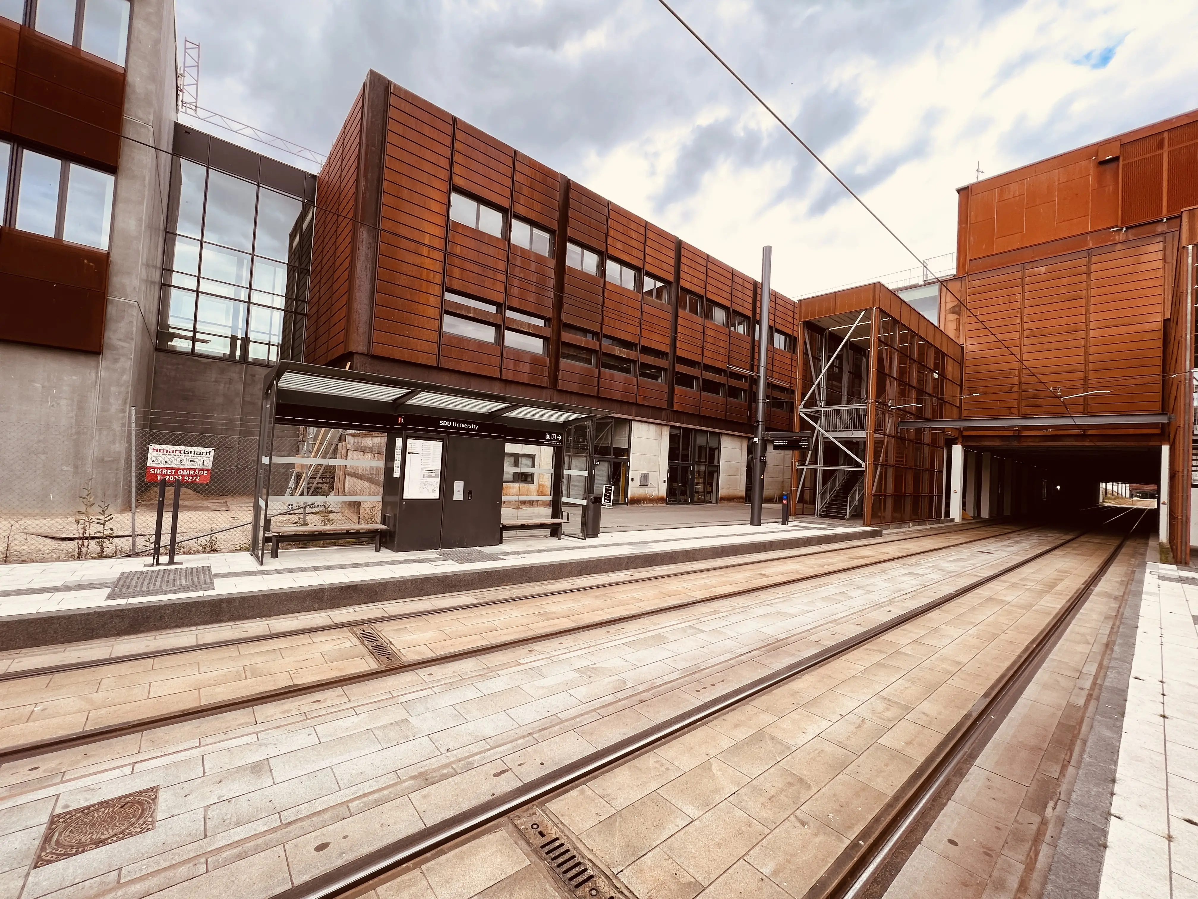 Billede af SDU Letbanestation. Billede af SDU Letbanestation.