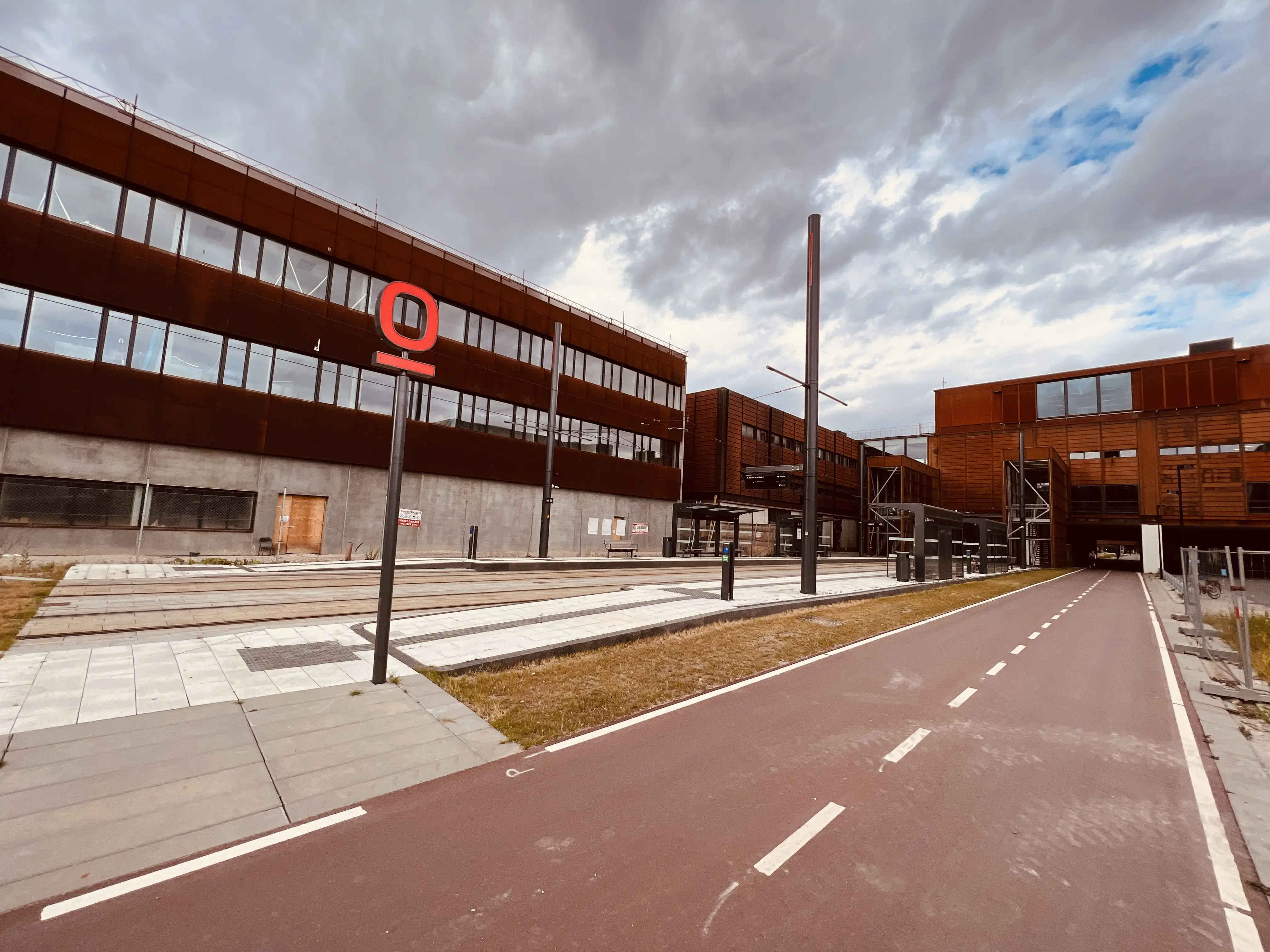 Billede af SDU Letbanestation. Billede af SDU Letbanestation.