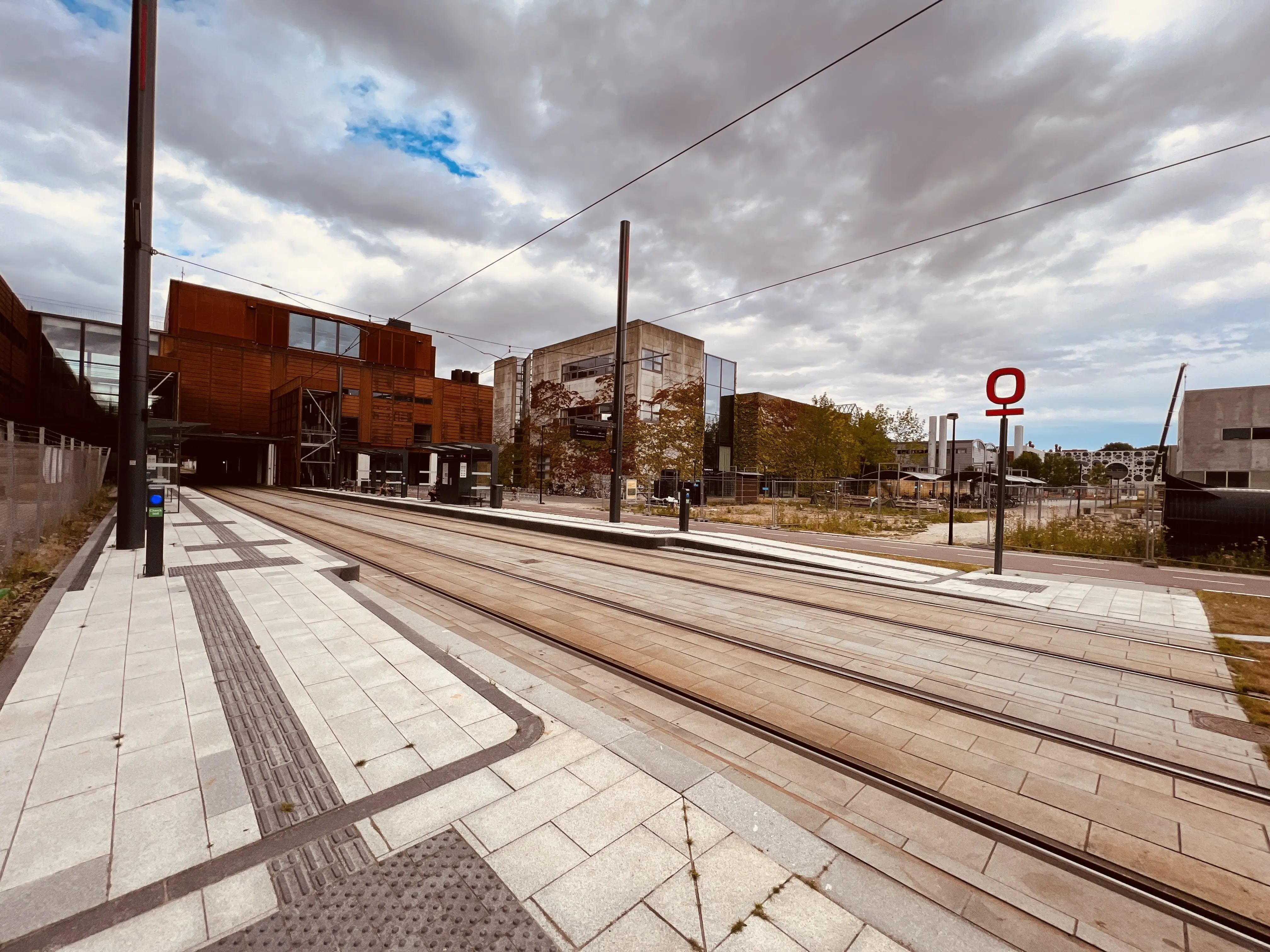 Billede af SDU Letbanestation. Billede af SDU Letbanestation.