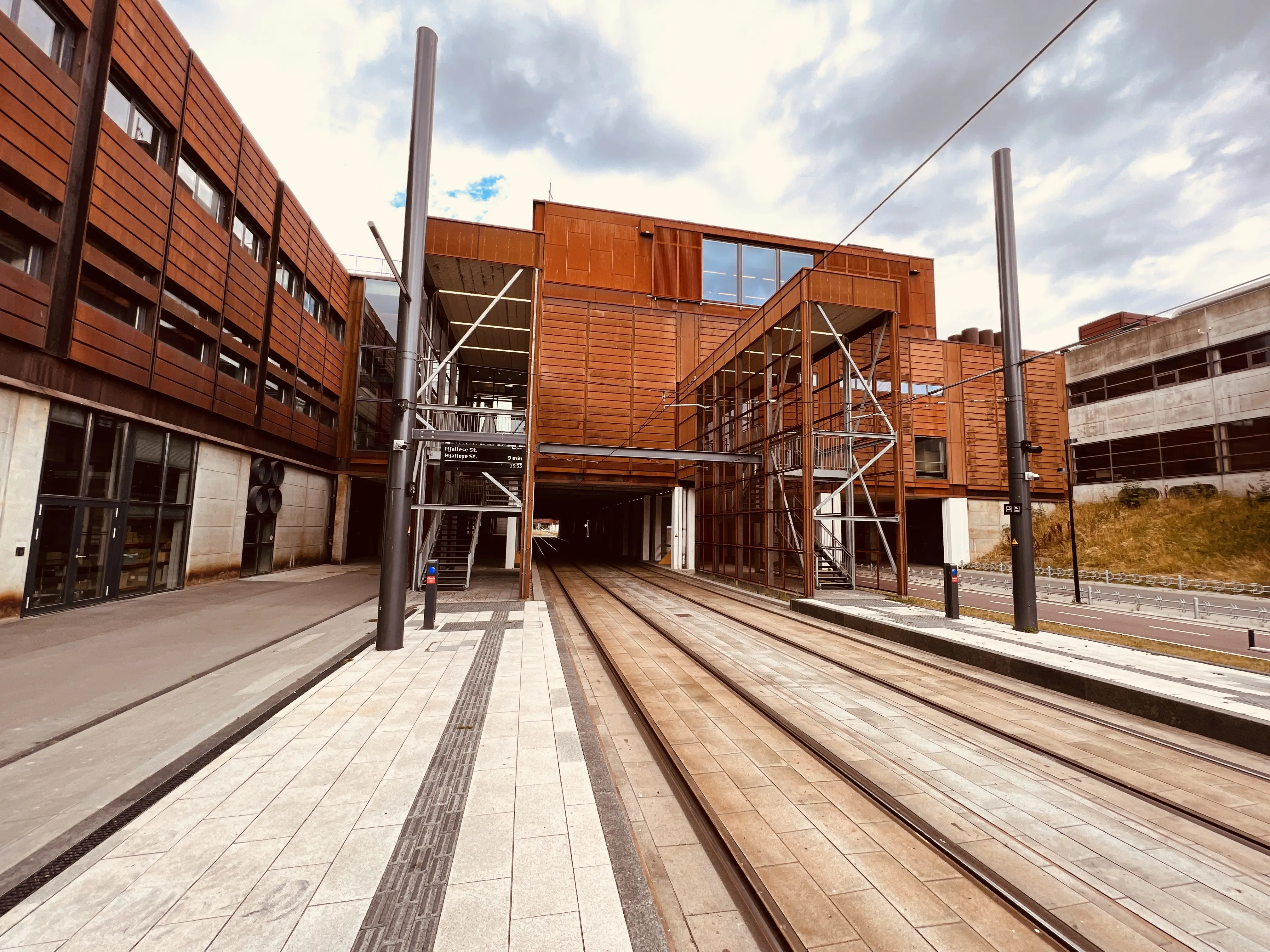 Billede af SDU Letbanestation. Billede af SDU Letbanestation.