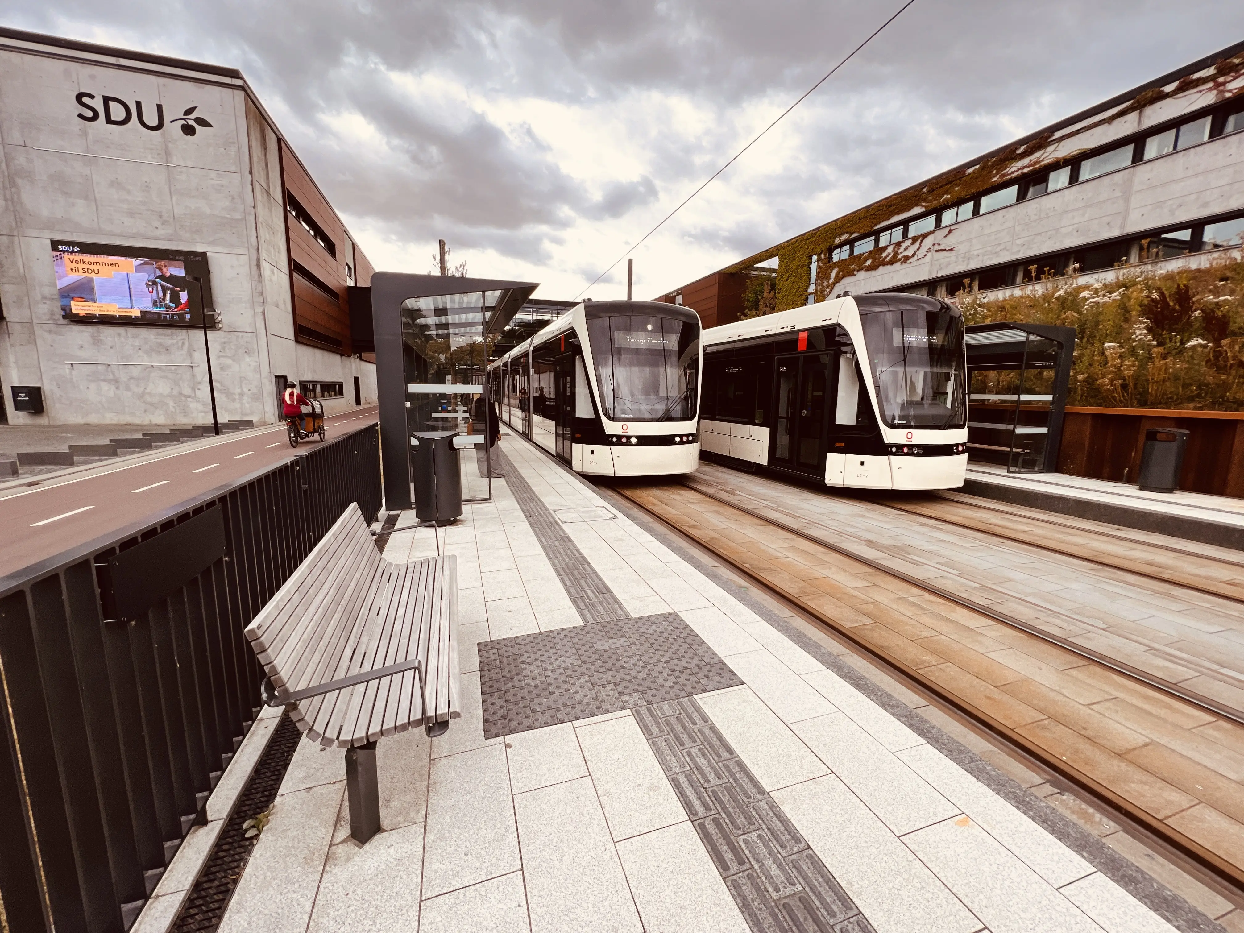 Billede af letbanetog ud for Campus Odense Letbanestation. Billede af letbanetog ud for Campus Odense Letbanestation.