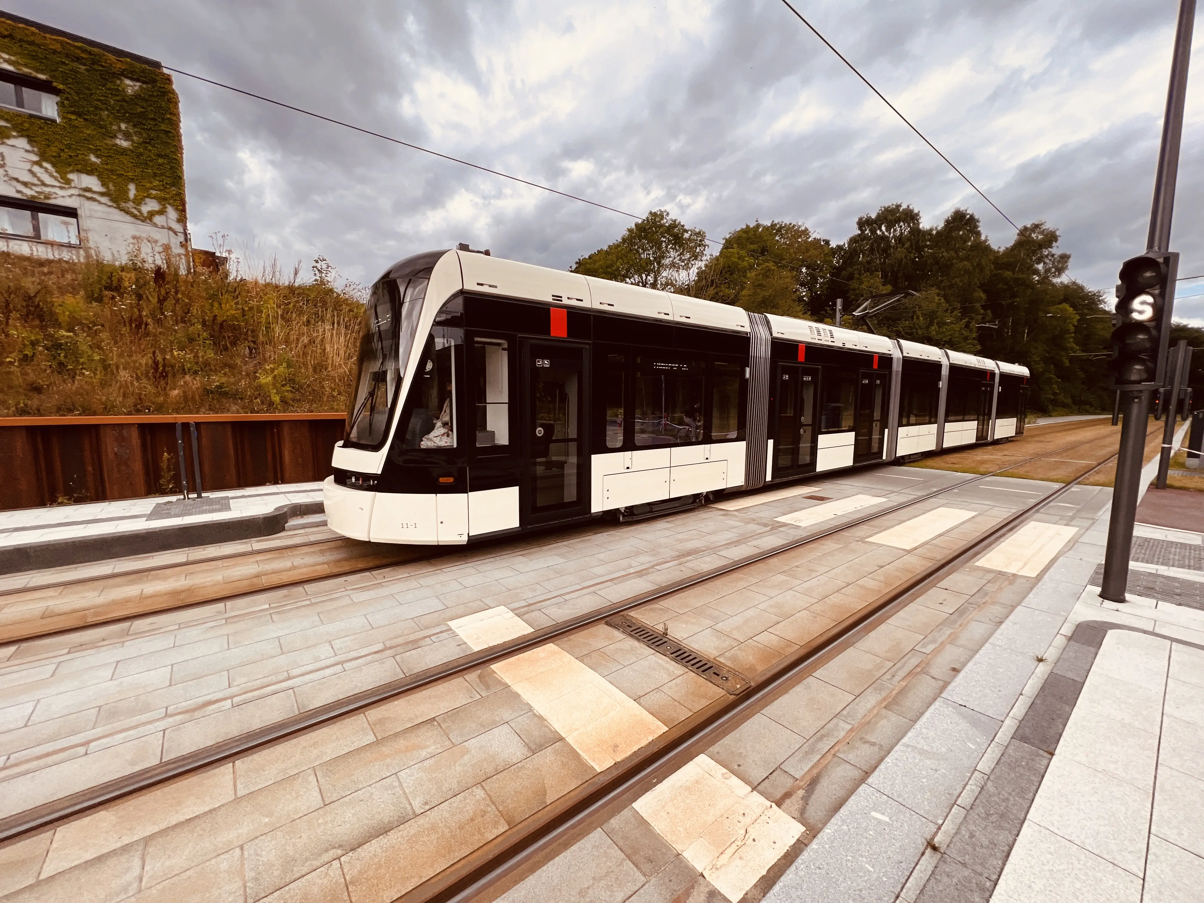 Billede af letbanetog ud for Campus Odense Letbanestation. Billede af letbanetog ud for Campus Odense Letbanestation.