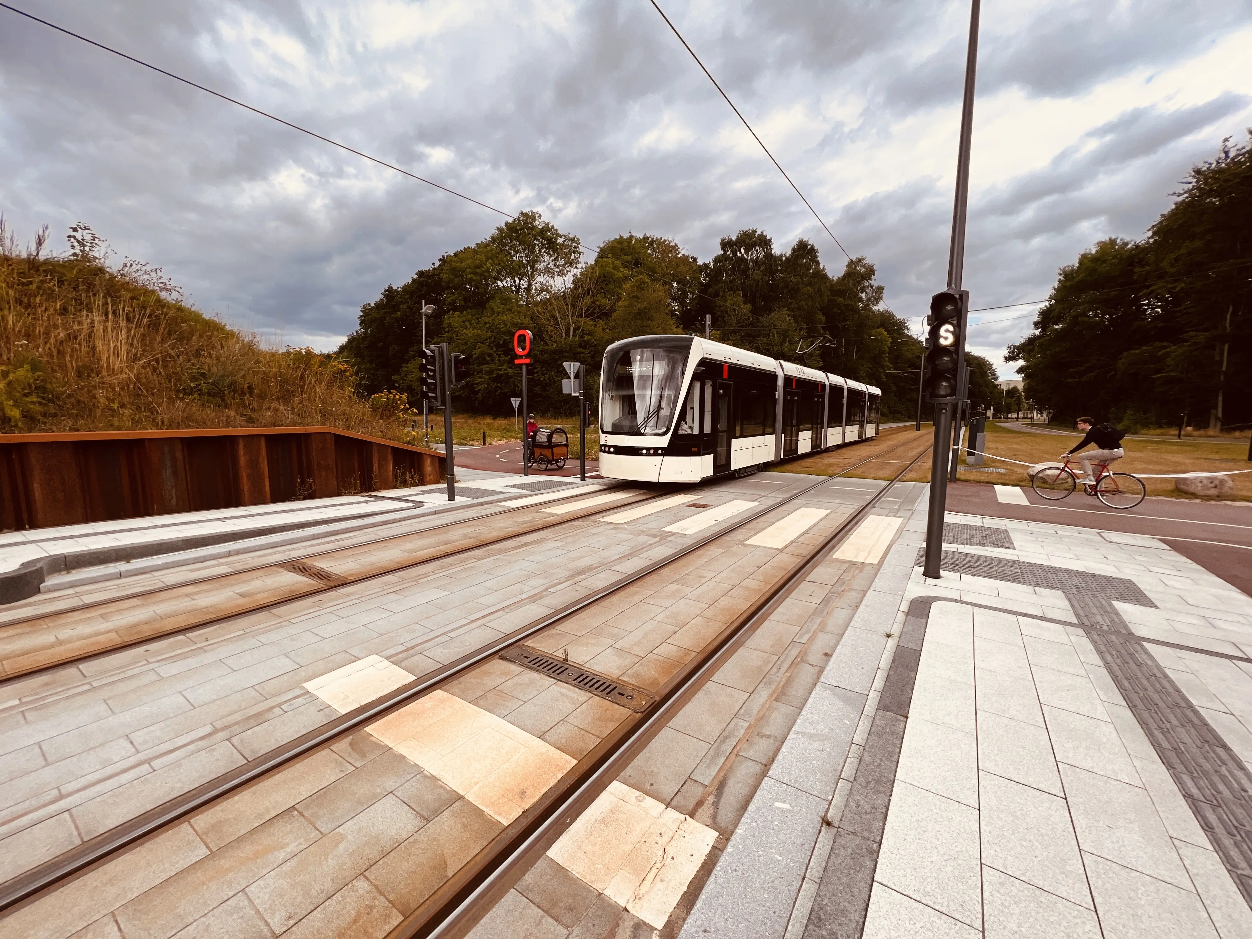 Billede af Odense Letbane togsæt 11 fotograferet ud for Campus Odense Letbanestation. Billede af Odense Letbane togsæt 11 fotograferet ud for Campus Odense Letbanestation.