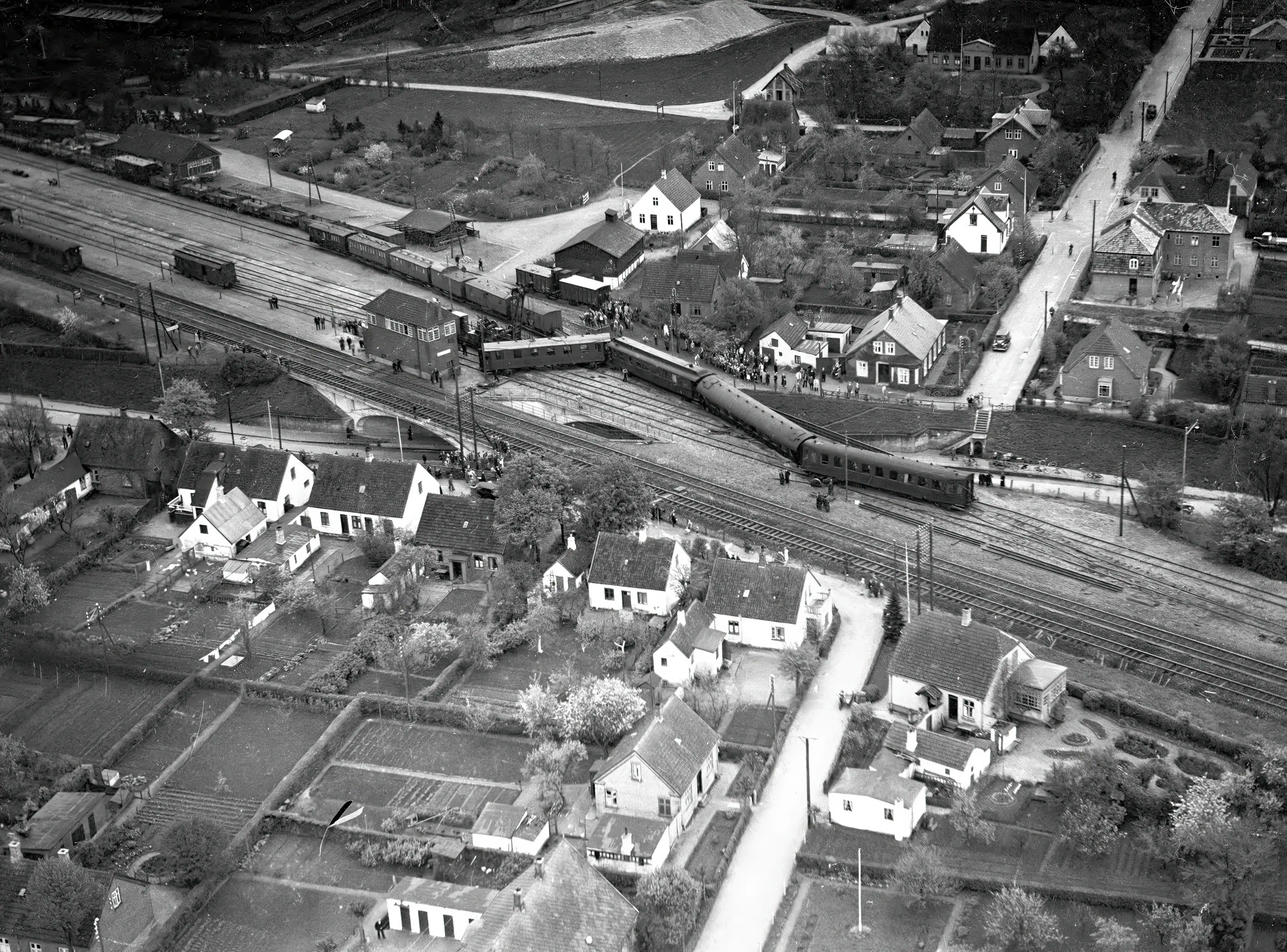 Billede af togulykken ved Hedehusene Station den 15. maj 1936, hvor eksprestog 40 fra Korsør overset et signal for langsom kørsel. Billede af togulykken ved Hedehusene Station den 15. maj 1936, hvor eksprestog 40 fra Korsør overset et signal for langsom kørsel.