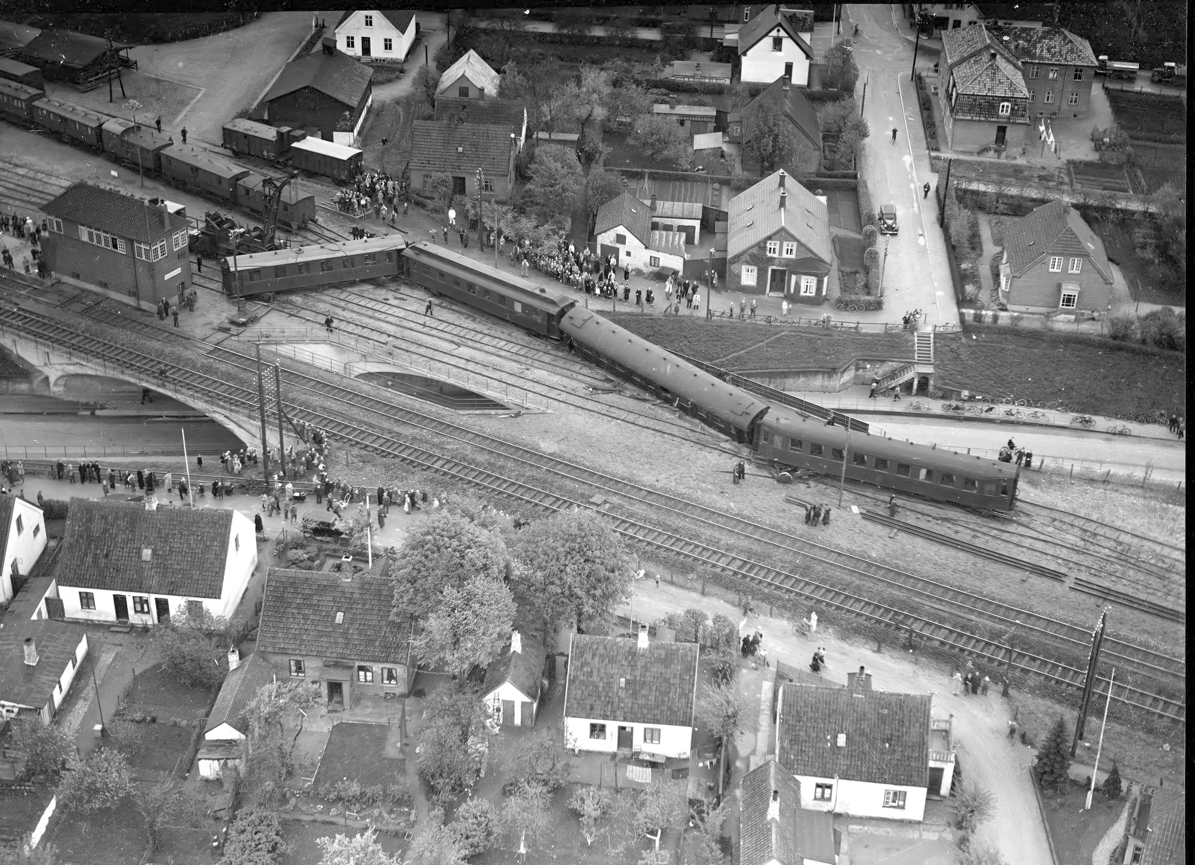 Billede af togulykken ved Hedehusene Station den 15. maj 1936, hvor eksprestog 40 fra Korsør overset et signal for langsom kørsel. Billede af togulykken ved Hedehusene Station den 15. maj 1936, hvor eksprestog 40 fra Korsør overset et signal for langsom kørsel.