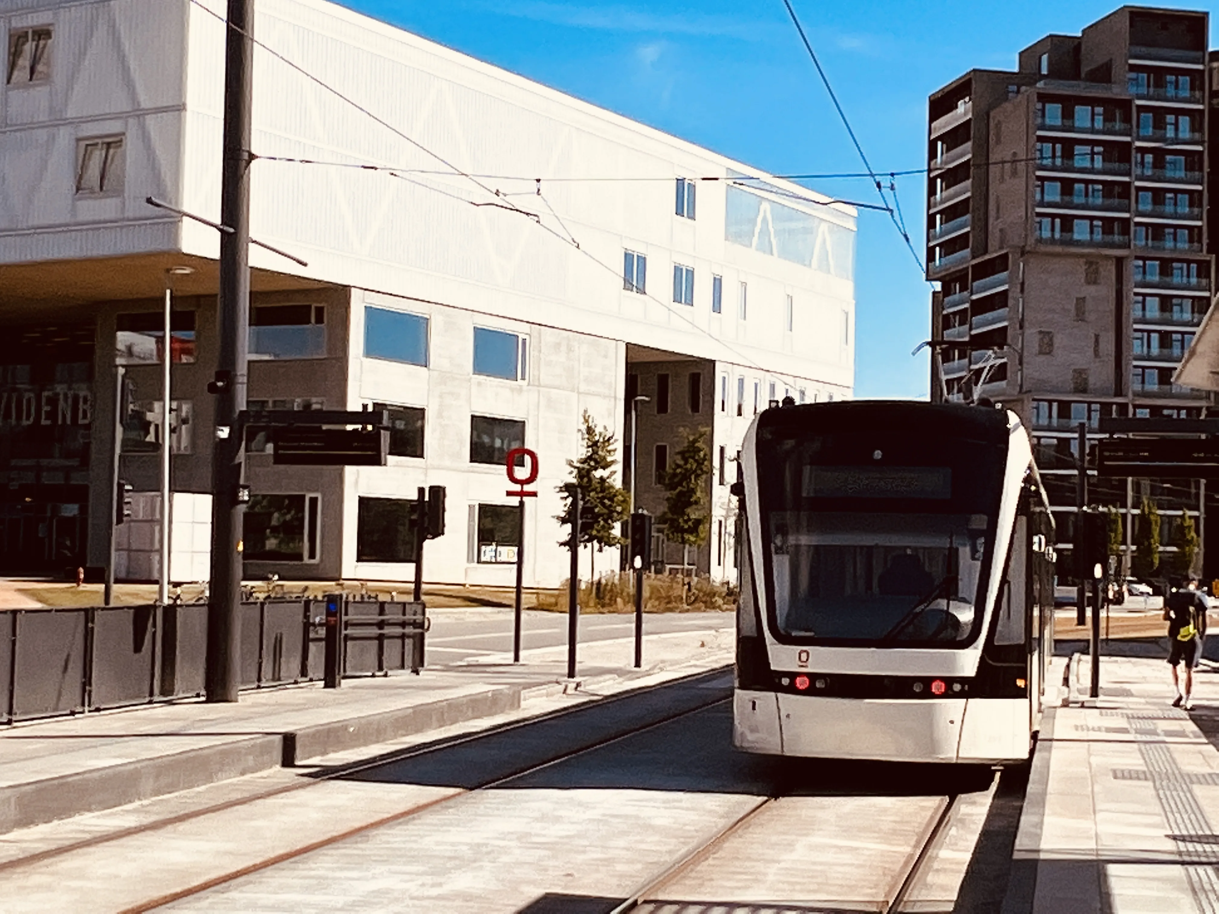 Billede af letbanetog ud for Cortex Park Letbanestation.