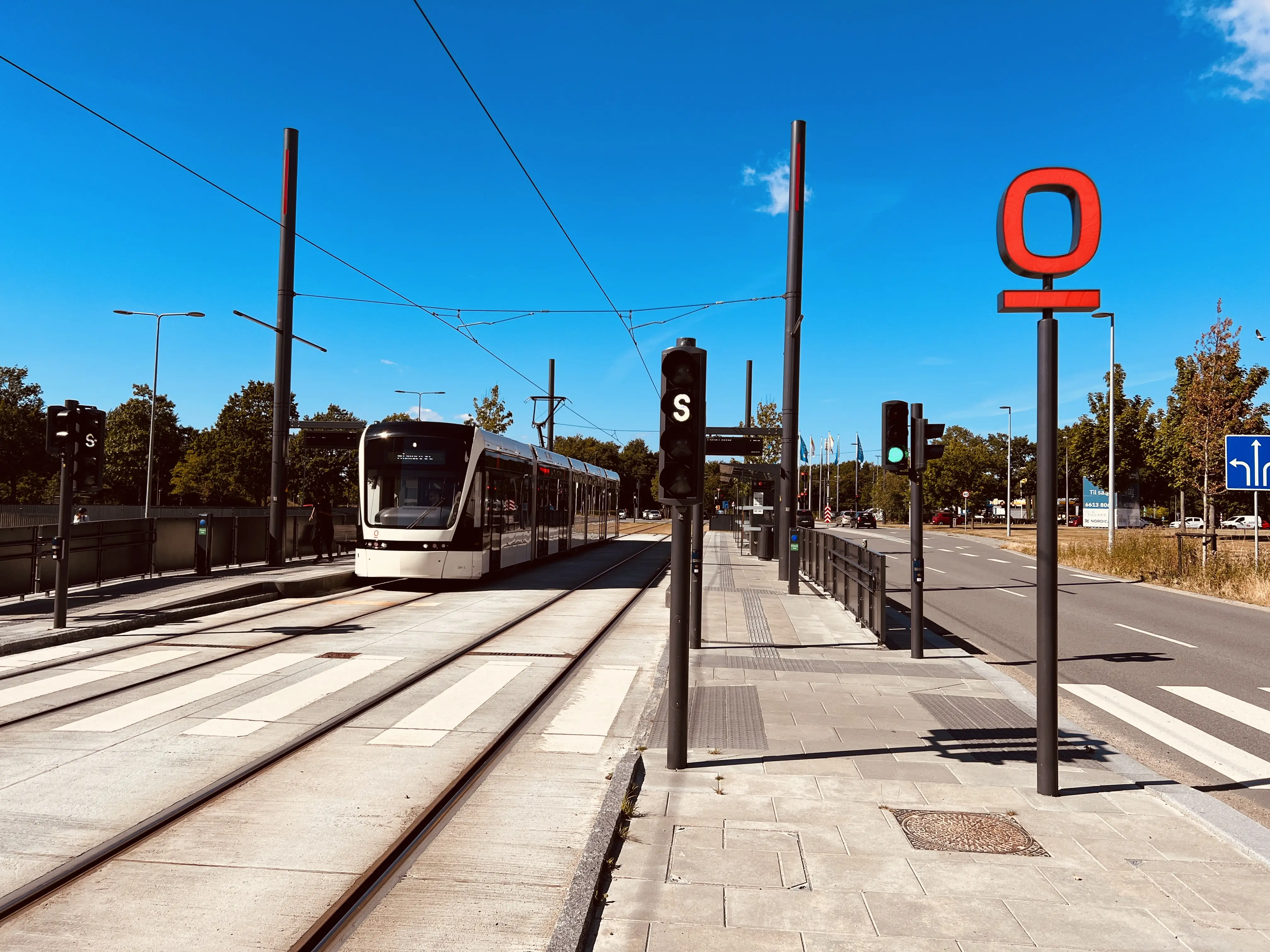 Billede af letbanetog ud for Cortex Park Letbanestation.