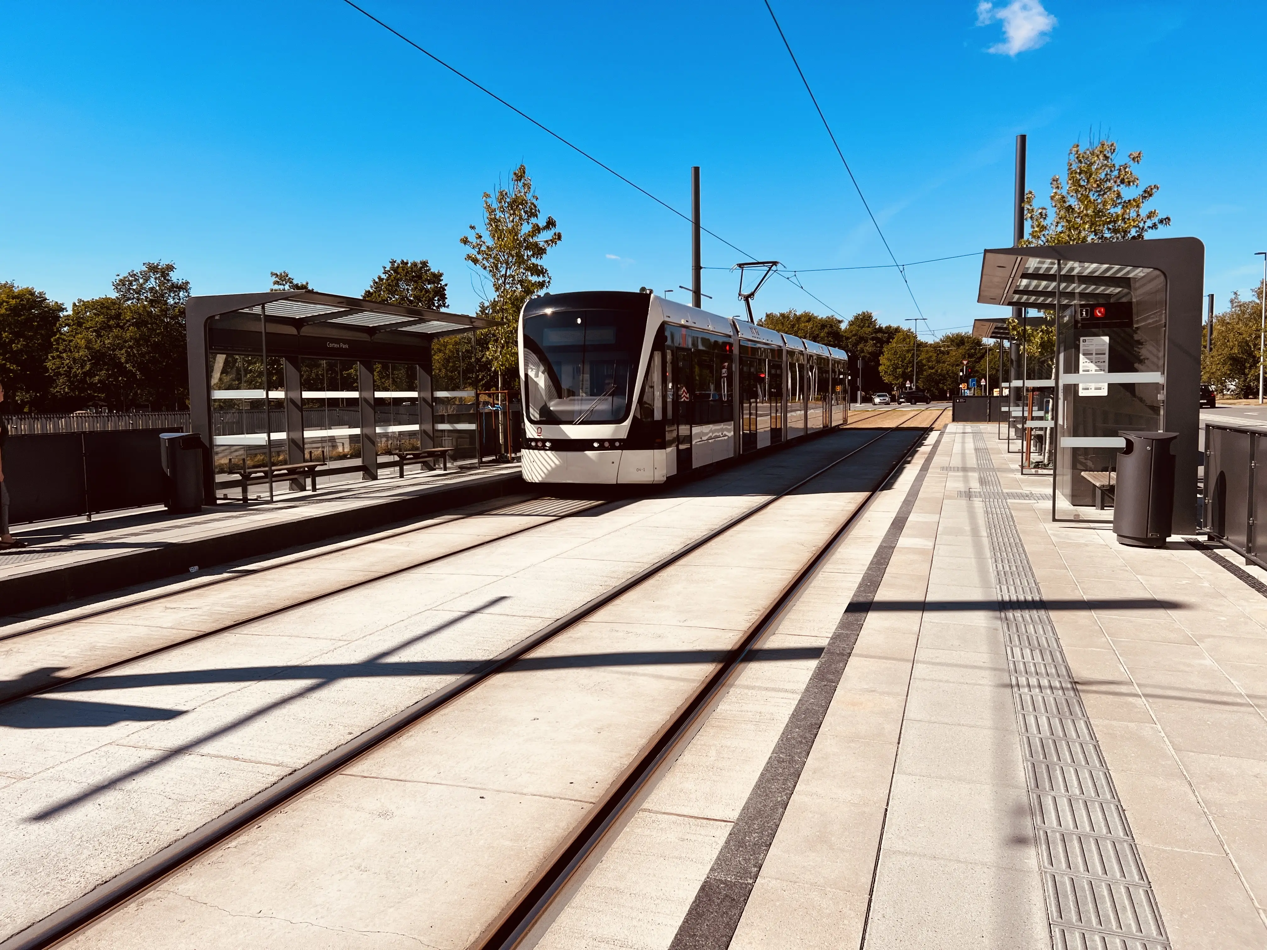 Billede af letbanetog ud for Cortex Park Letbanestation.