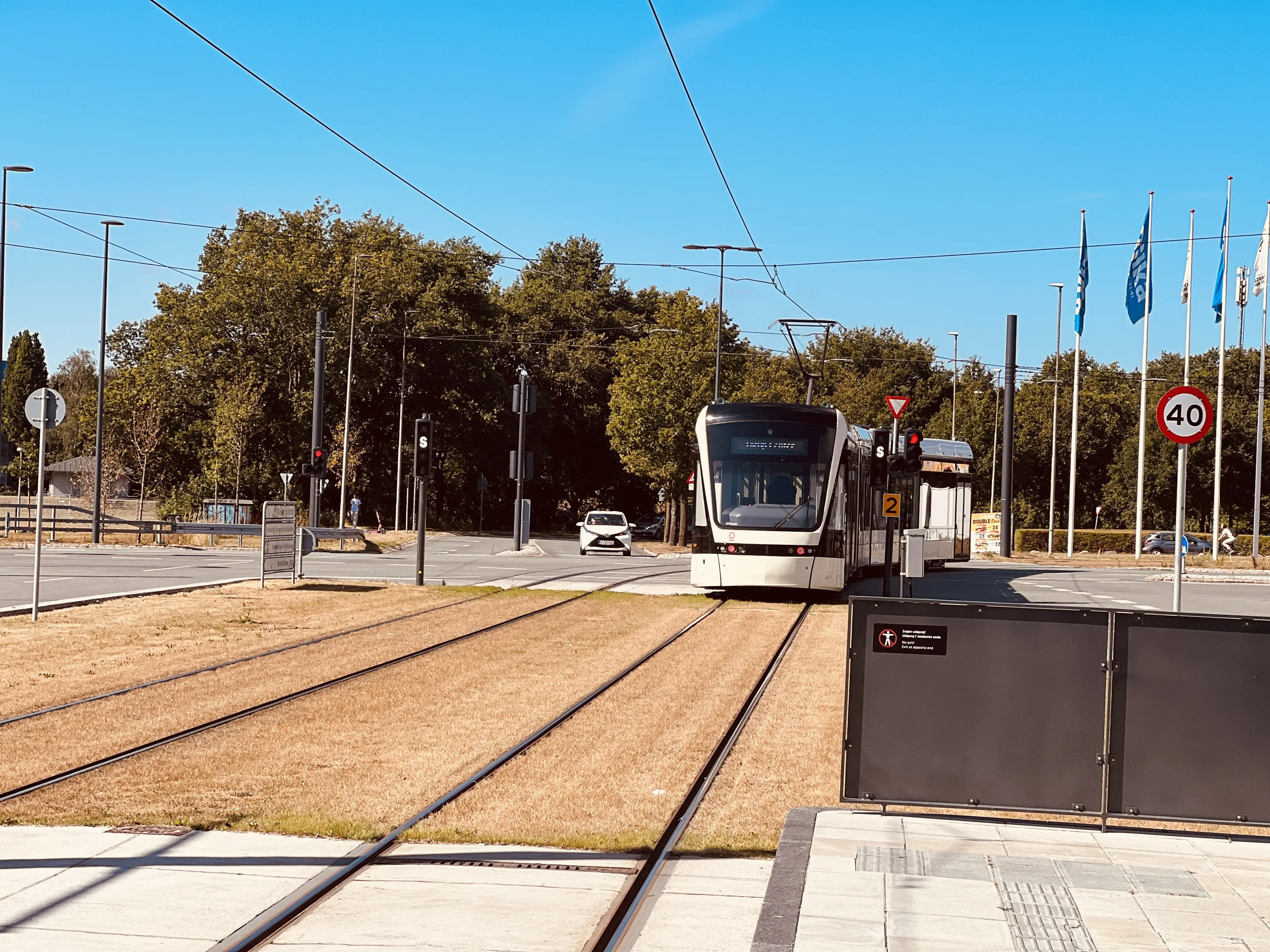 Billede af letbanetog ud for Cortex Park Letbanestation.