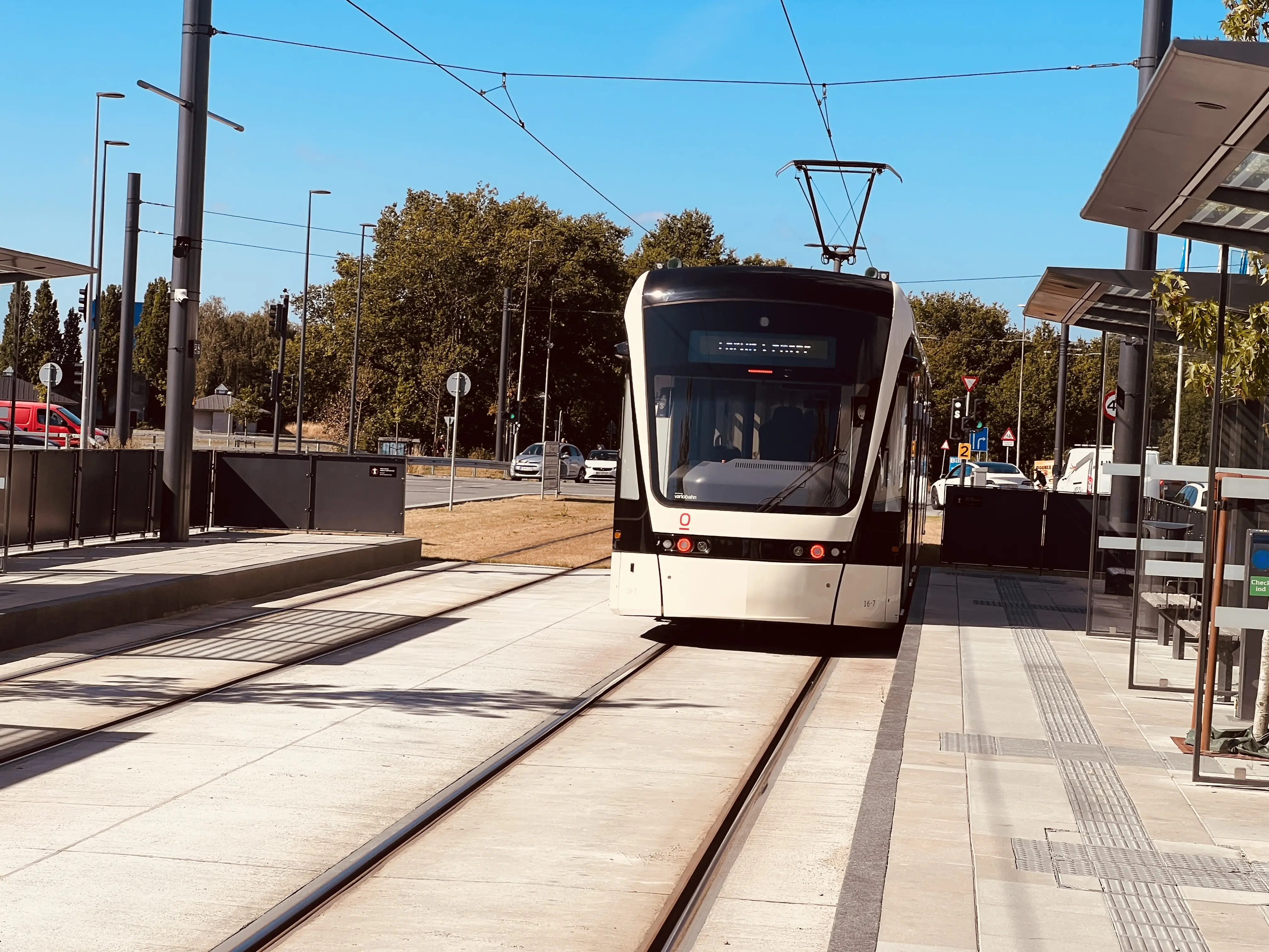 Billede af letbanetog ud for Cortex Park Letbanestation.