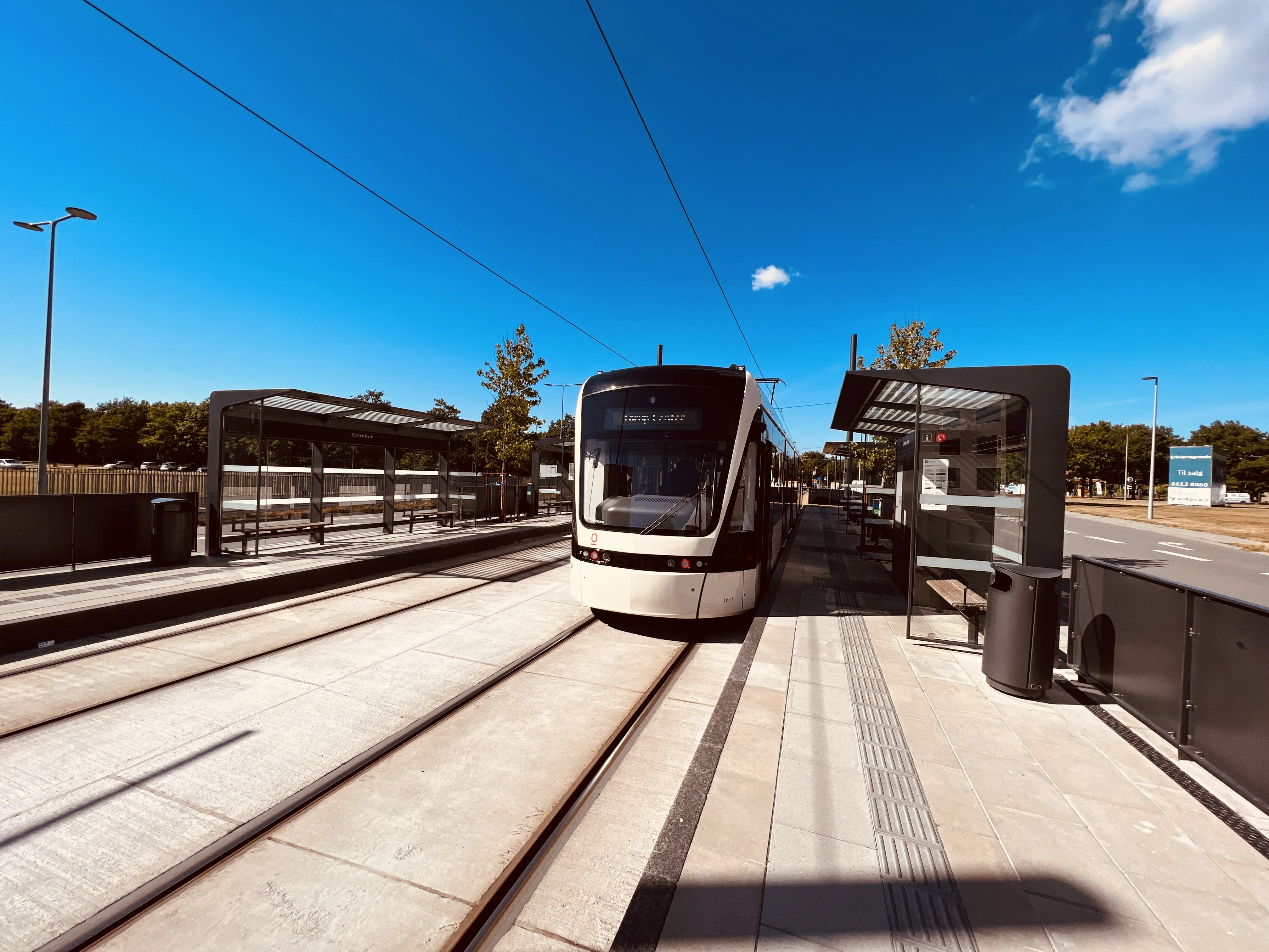 Billede af letbanetog ud for Cortex Park Letbanestation.