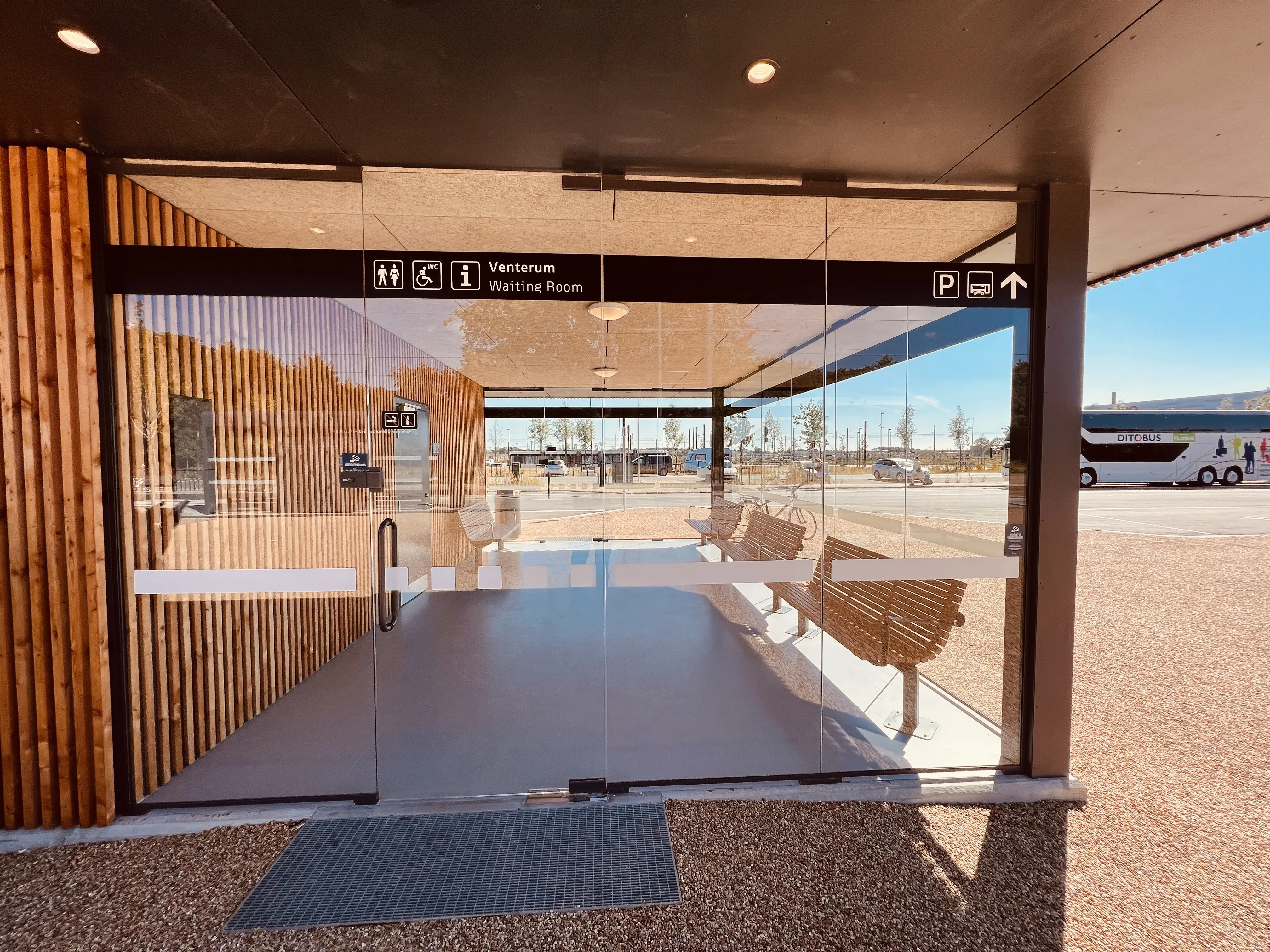 Billede af Parkering Odense Syd Letbanestations ventesal. Billede af Parkering Odense Syd Letbanestations ventesal.