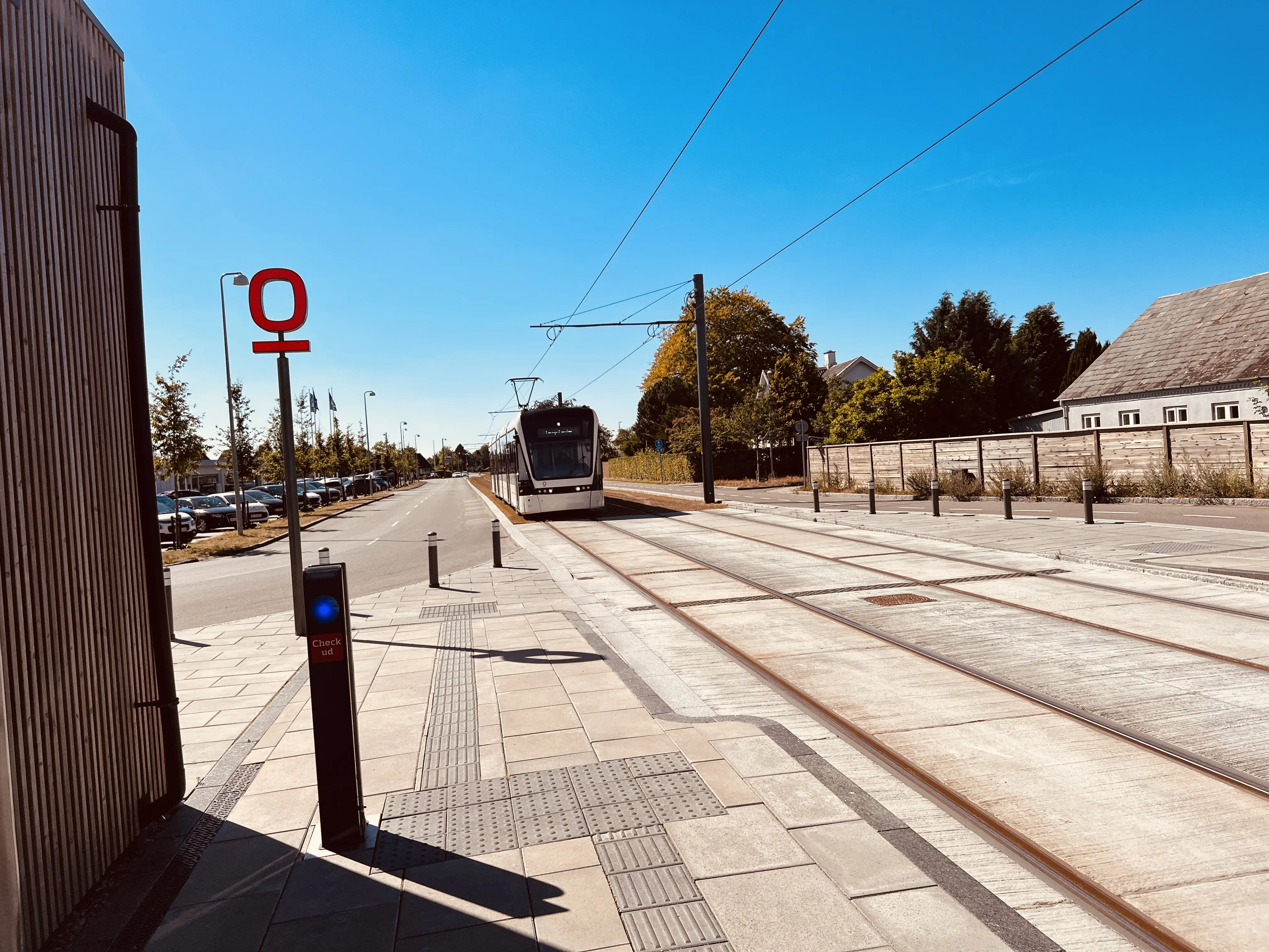 Billede af letbanetog ud for Hestehaven Letbanestation. Billede af letbanetog ud for Hestehaven Letbanestation.