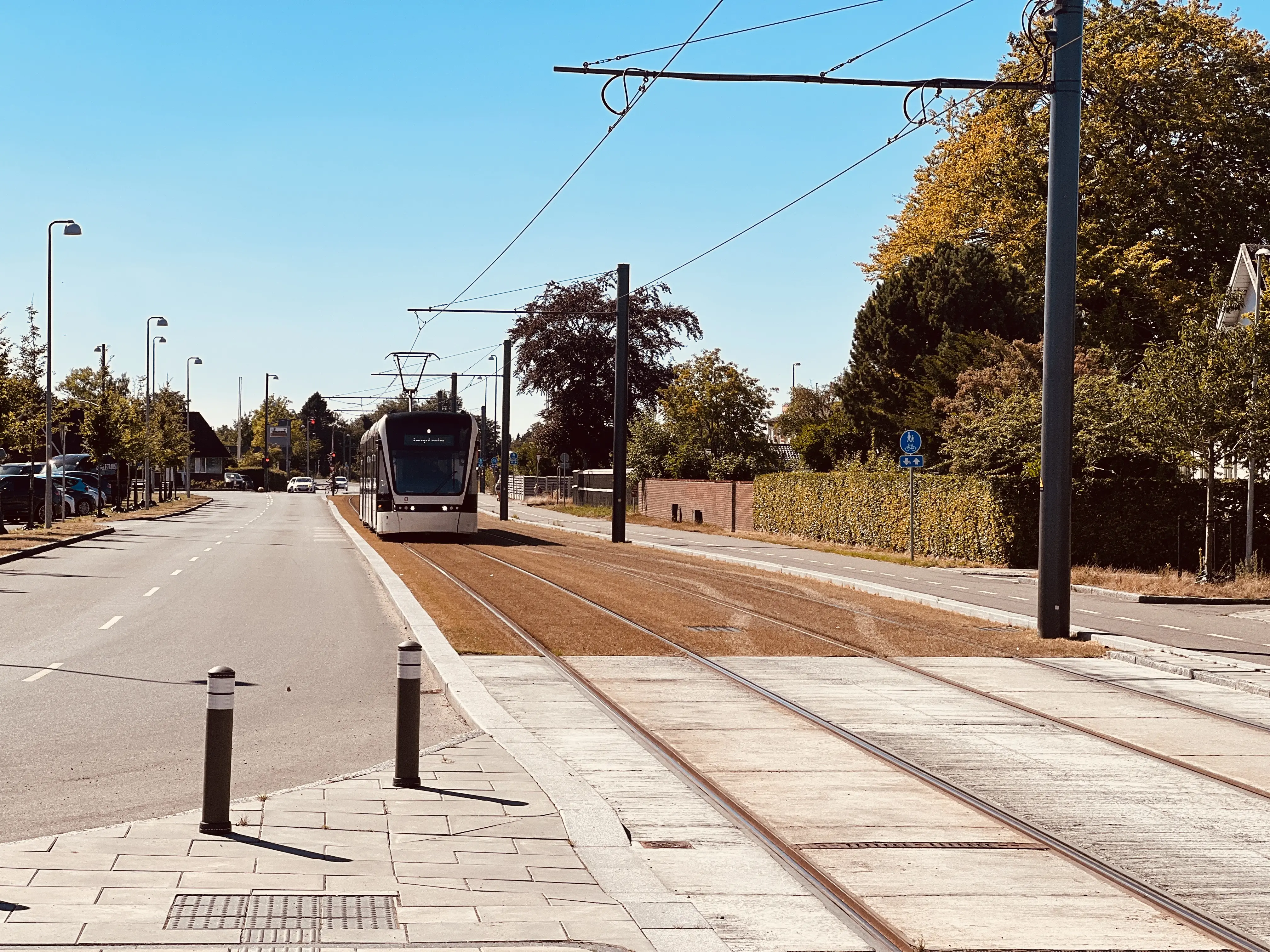 Billede af letbanetog ud for Hestehaven Letbanestation. Billede af letbanetog ud for Hestehaven Letbanestation.