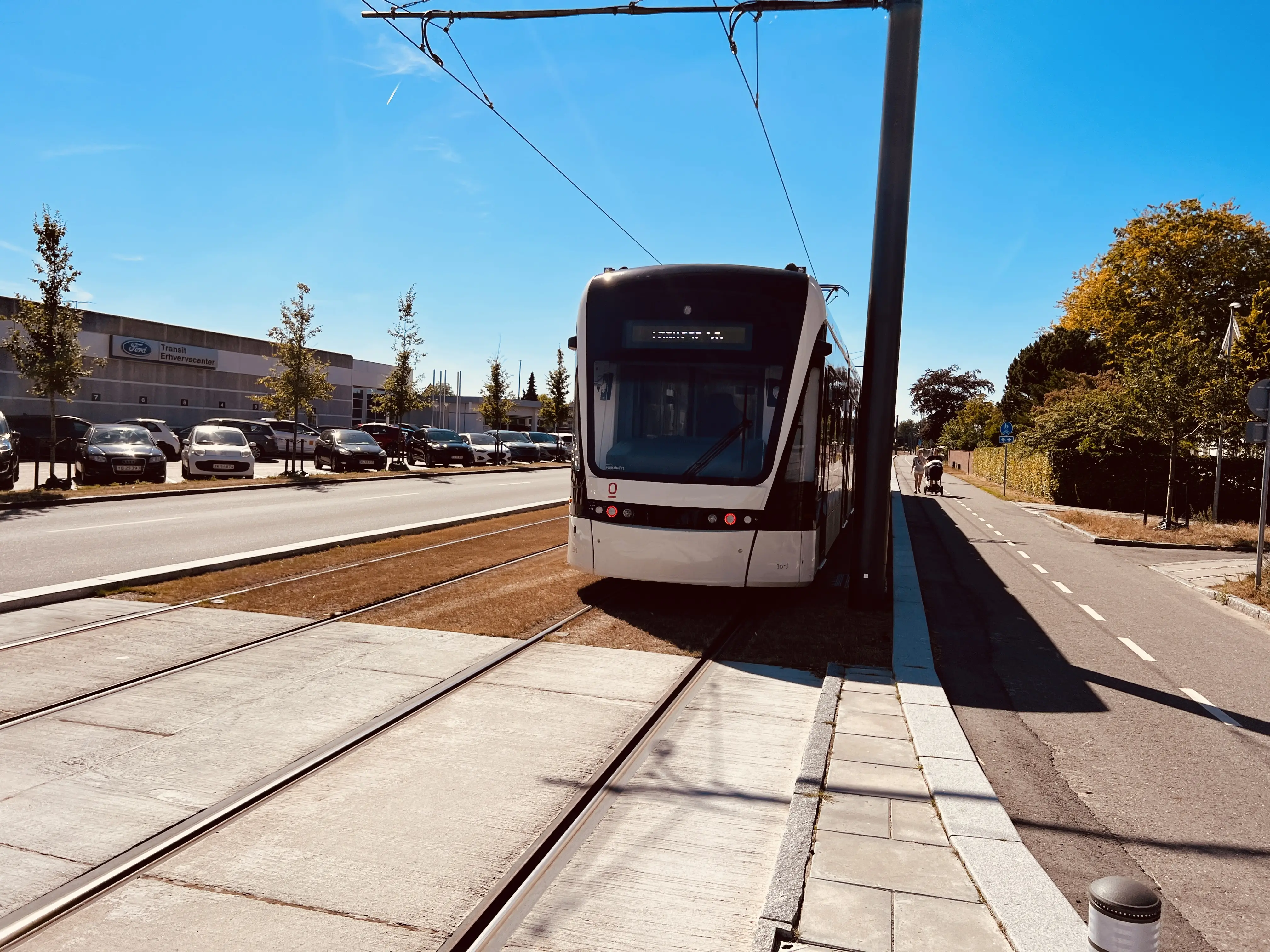 Billede af Odense Letbane togsæt 16 fotograferet ud for Hestehaven Letbanestation. Billede af Odense Letbane togsæt 16 fotograferet ud for Hestehaven Letbanestation.