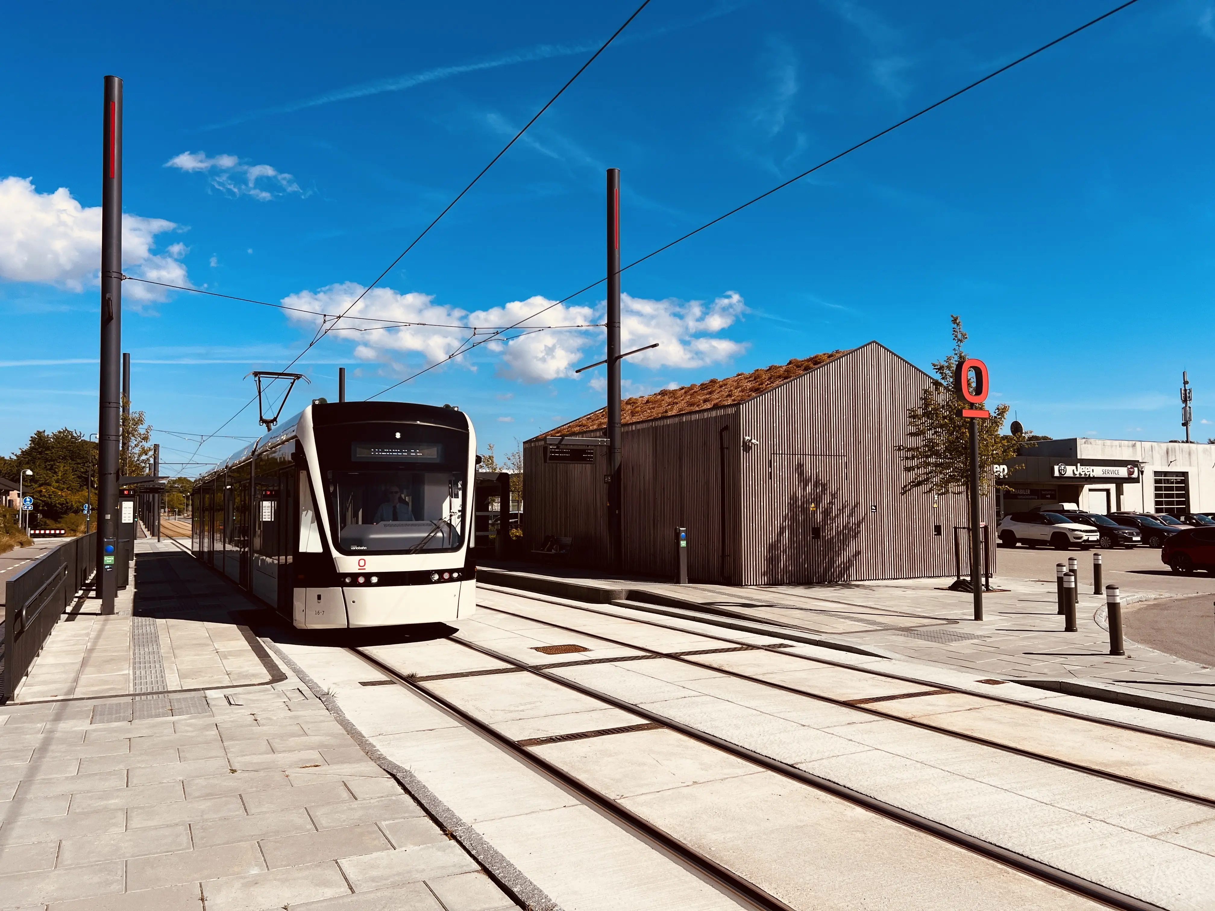 Billede af letbanetog ud for Hestehaven Letbanestation. Billede af letbanetog ud for Hestehaven Letbanestation.