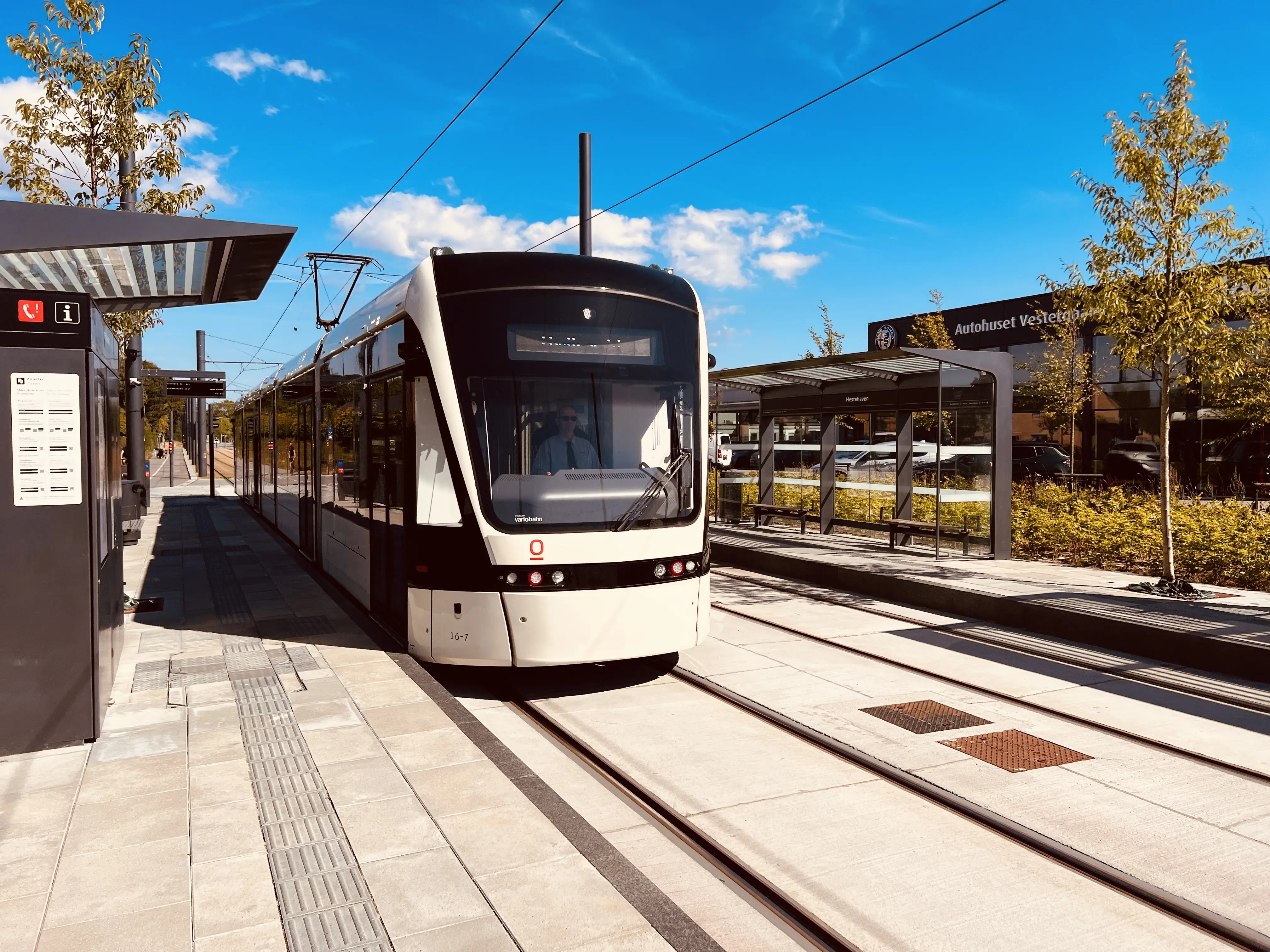 Billede af Odense Letbane togsæt 16 fotograferet ud for Hestehaven Letbanestation. Billede af Odense Letbane togsæt 16 fotograferet ud for Hestehaven Letbanestation.