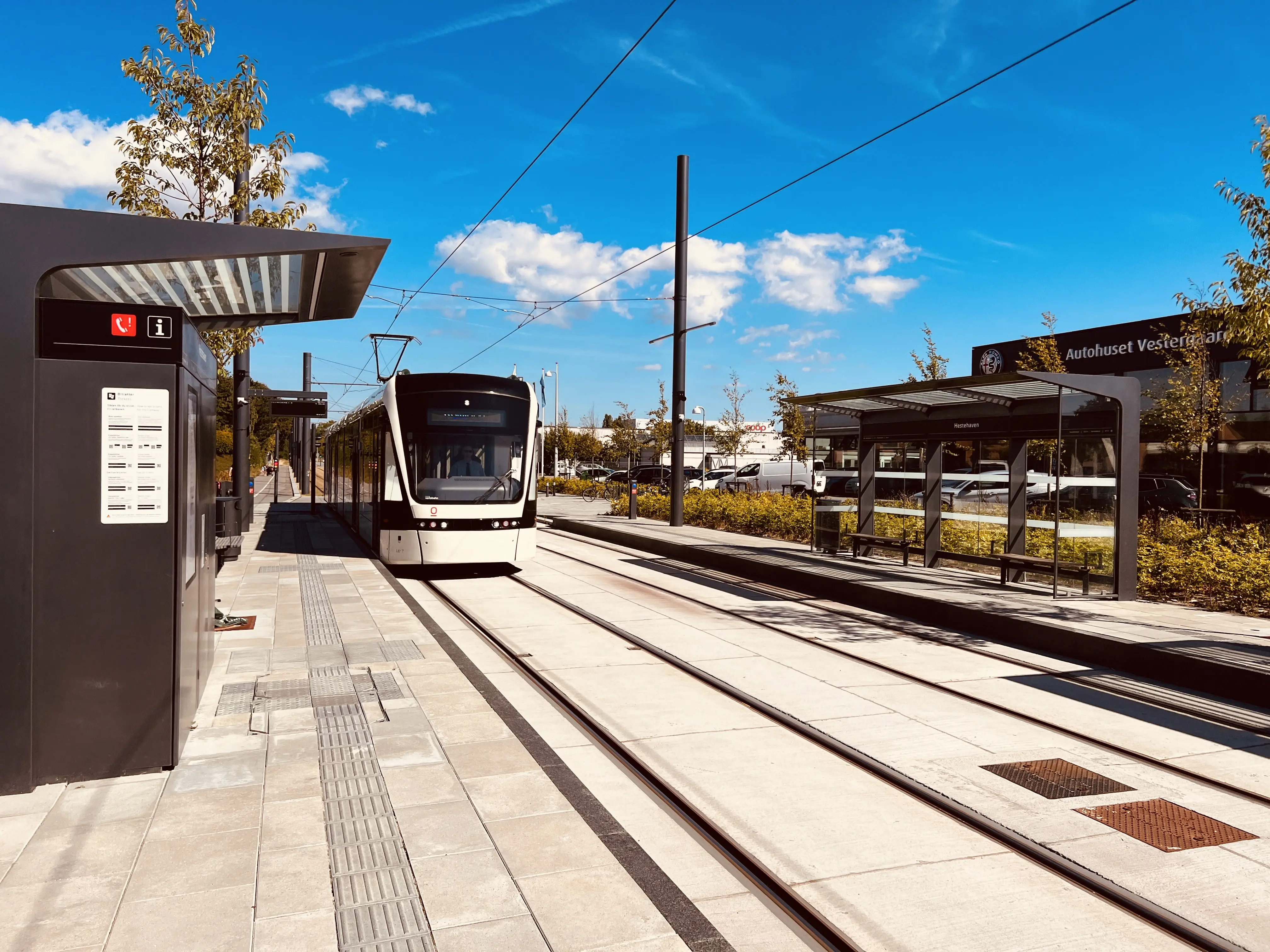 Billede af letbanetog ud for Hestehaven Letbanestation. Billede af letbanetog ud for Hestehaven Letbanestation.