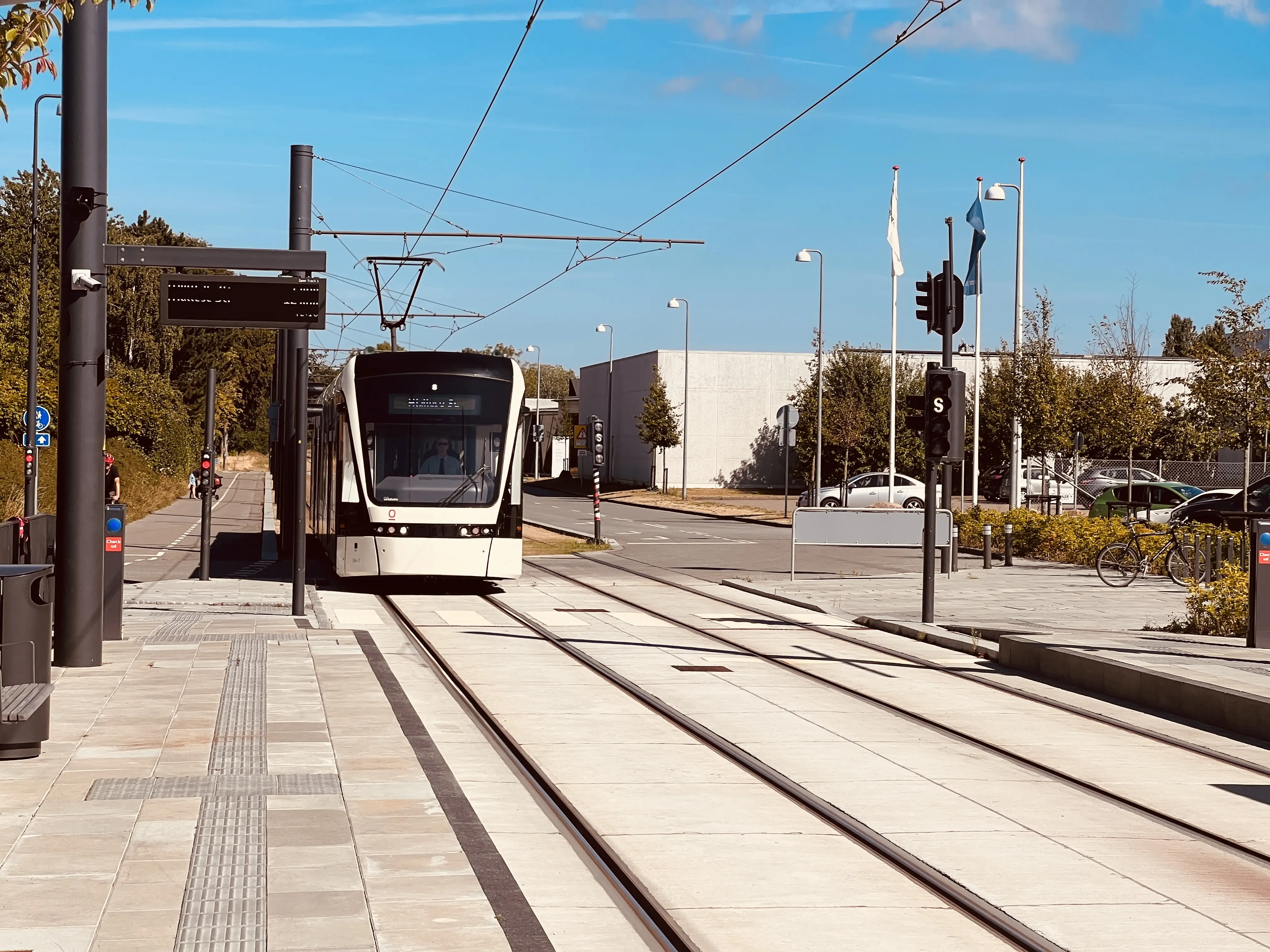 Billede af letbanetog ud for Hestehaven Letbanestation. Billede af letbanetog ud for Hestehaven Letbanestation.