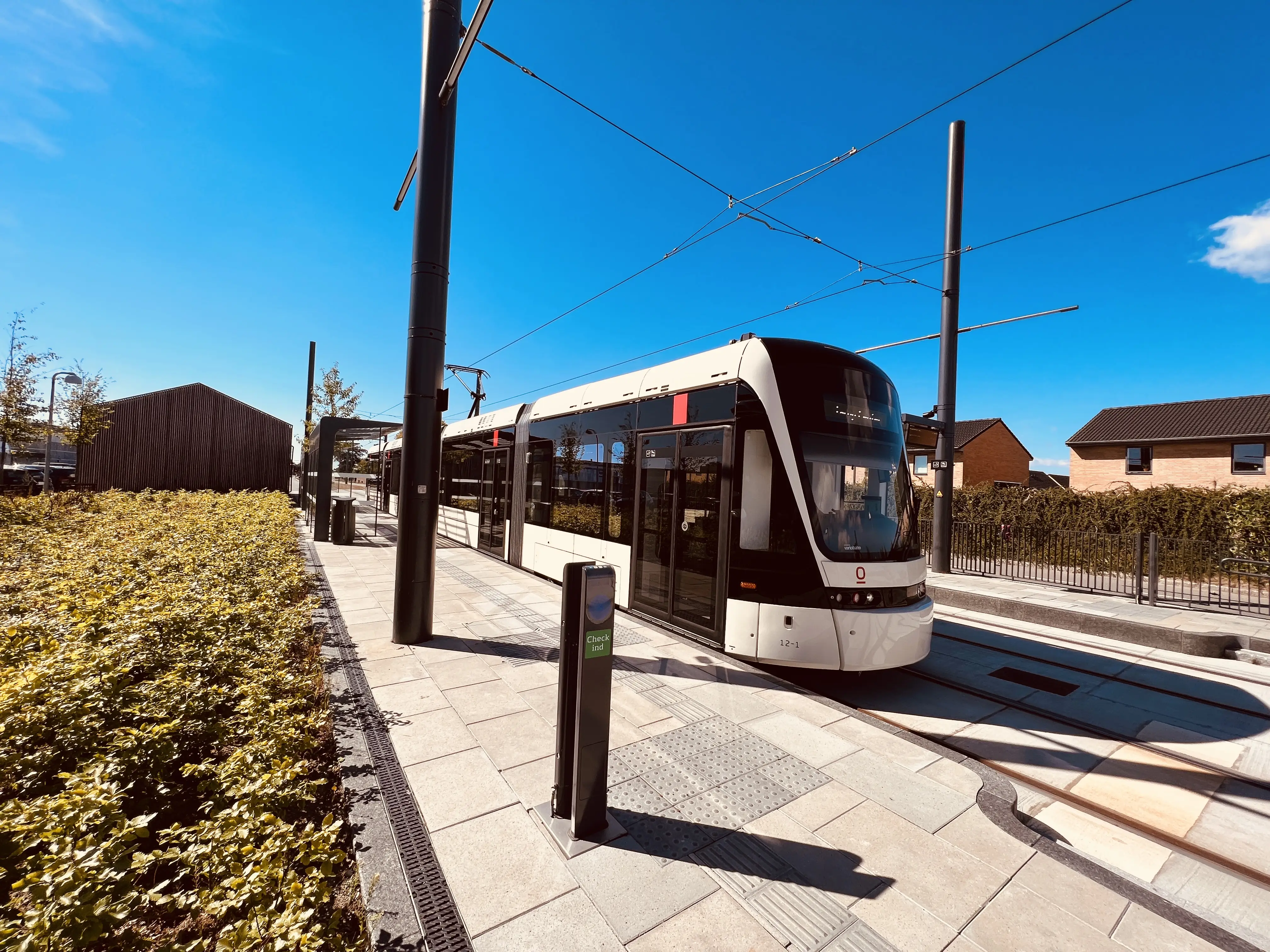 Billede af letbanetog ud for Hestehaven Letbanestation. Billede af letbanetog ud for Hestehaven Letbanestation.