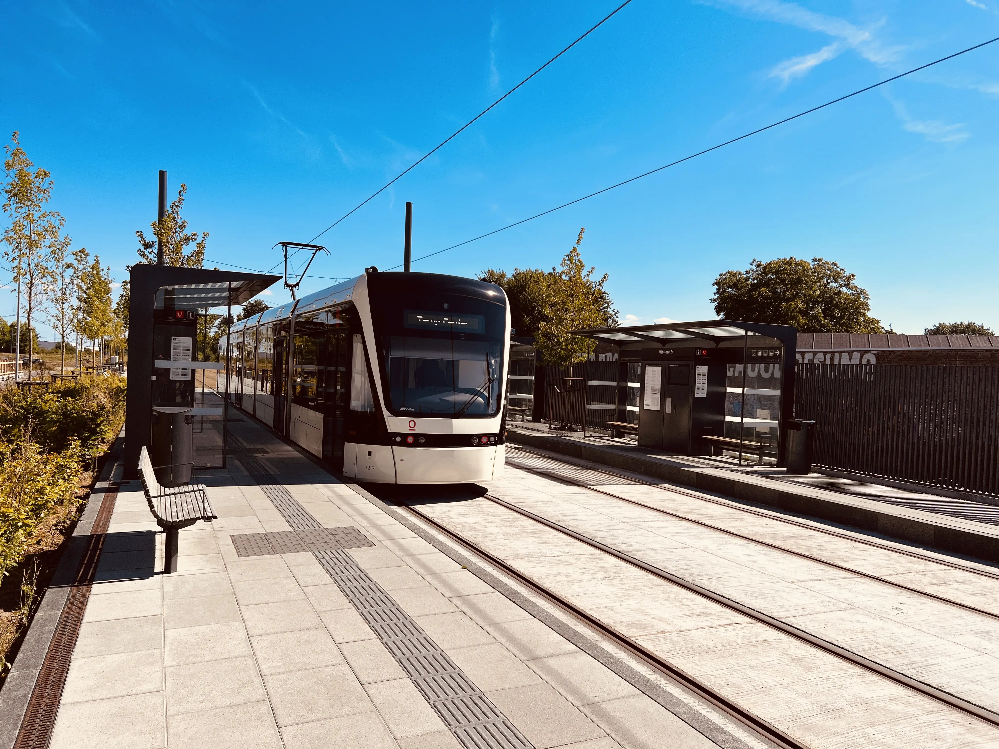 Billede af letbanetog ud for Hjallese Letbanestation.