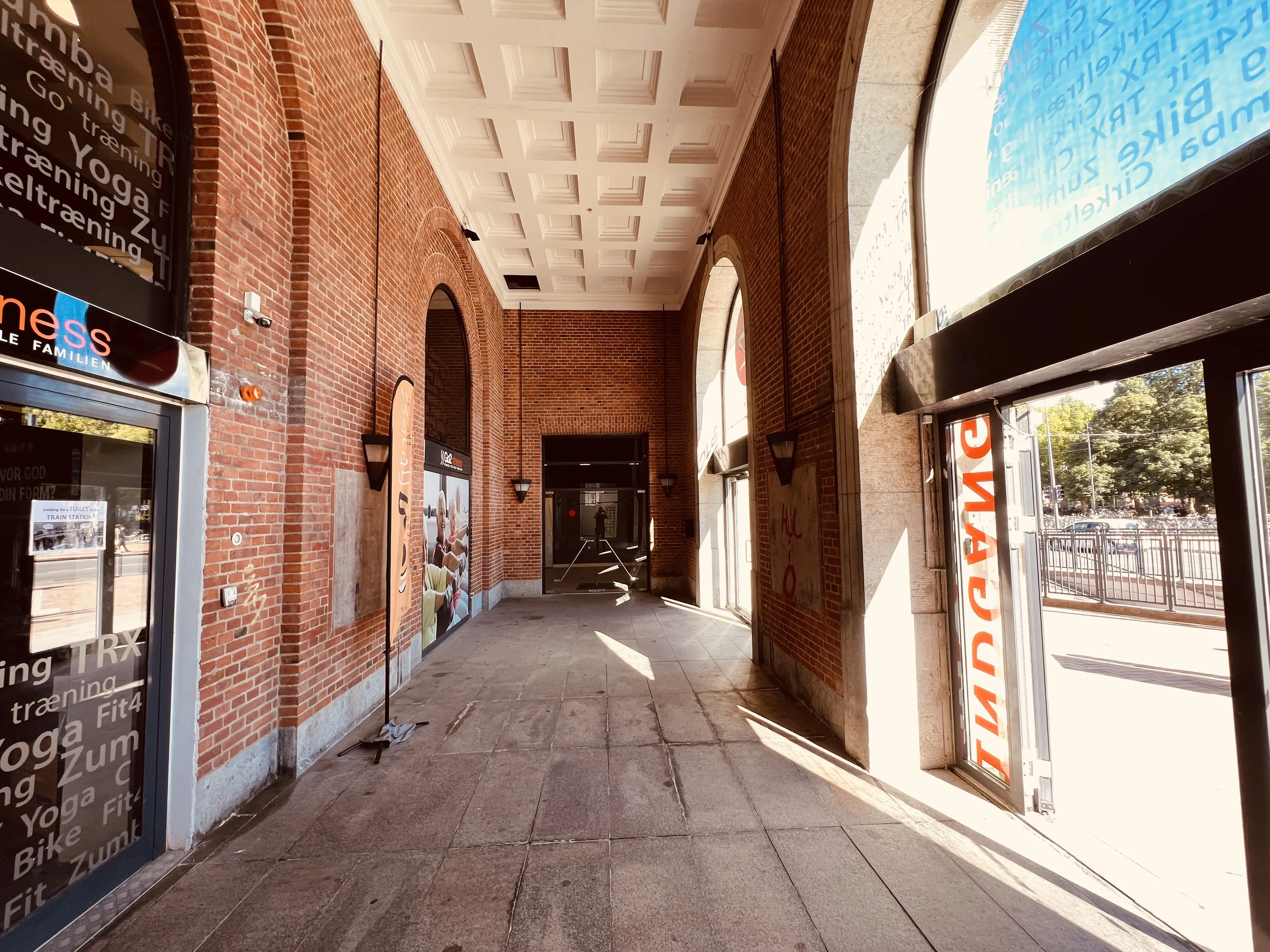 Billede af indgangspartiet fra Odense Banegård. Billede af indgangspartiet fra Odense Banegård.