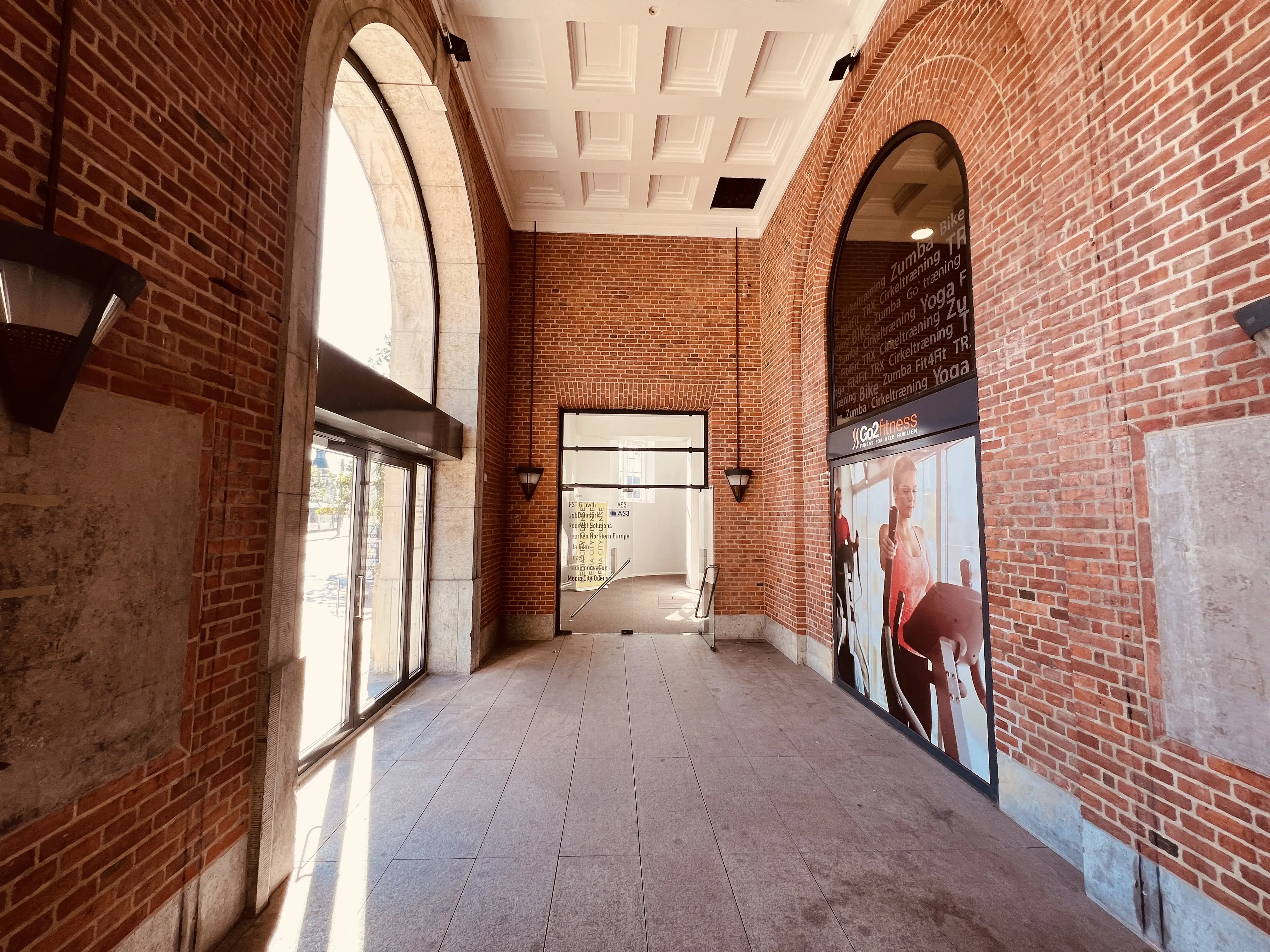 Billede af indgangspartiet fra Odense Banegård. Billede af indgangspartiet fra Odense Banegård.