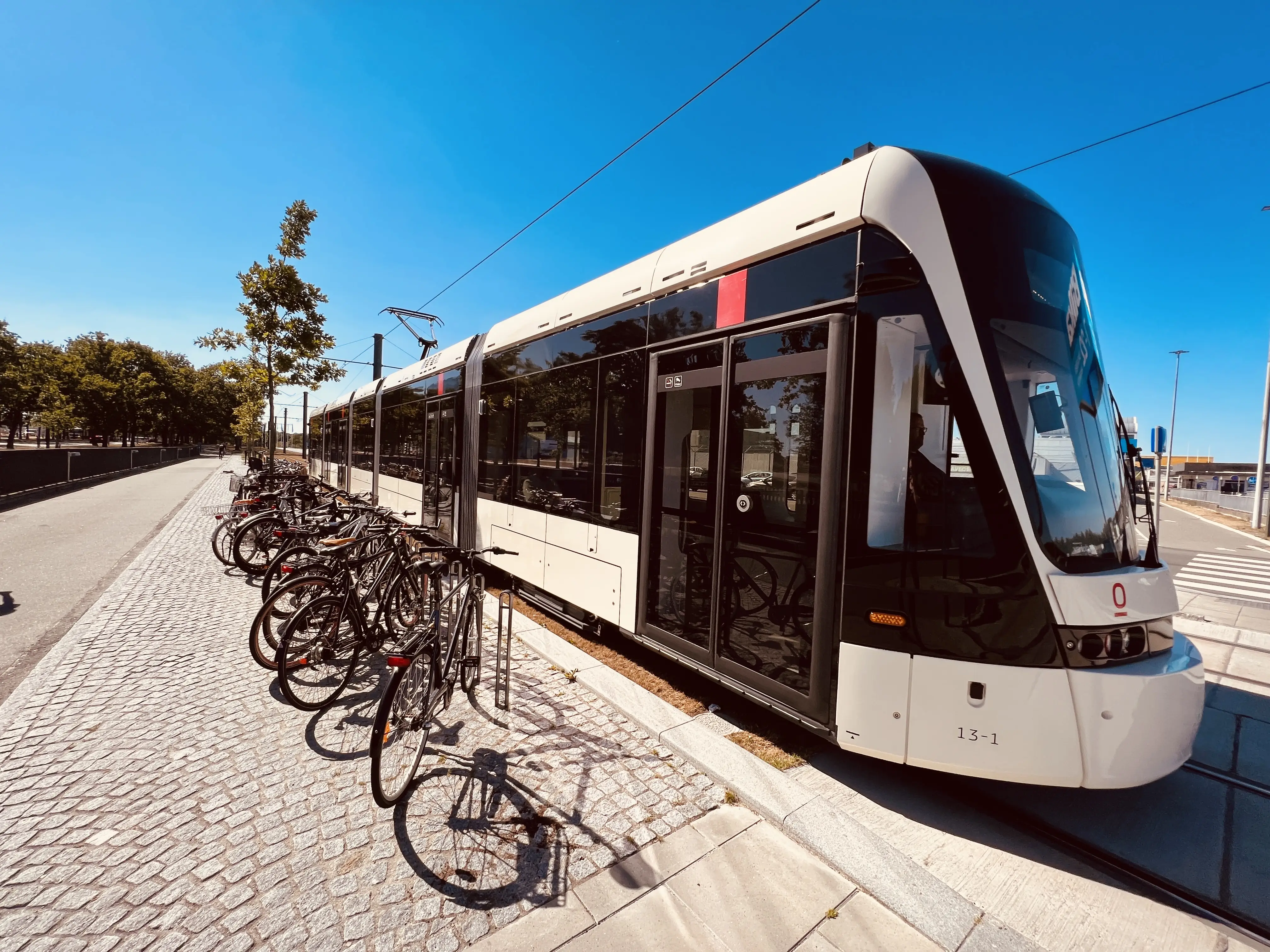 Billede af letbanetog ud for Bilka Letbanestation. Billede af letbanetog ud for Bilka Letbanestation.