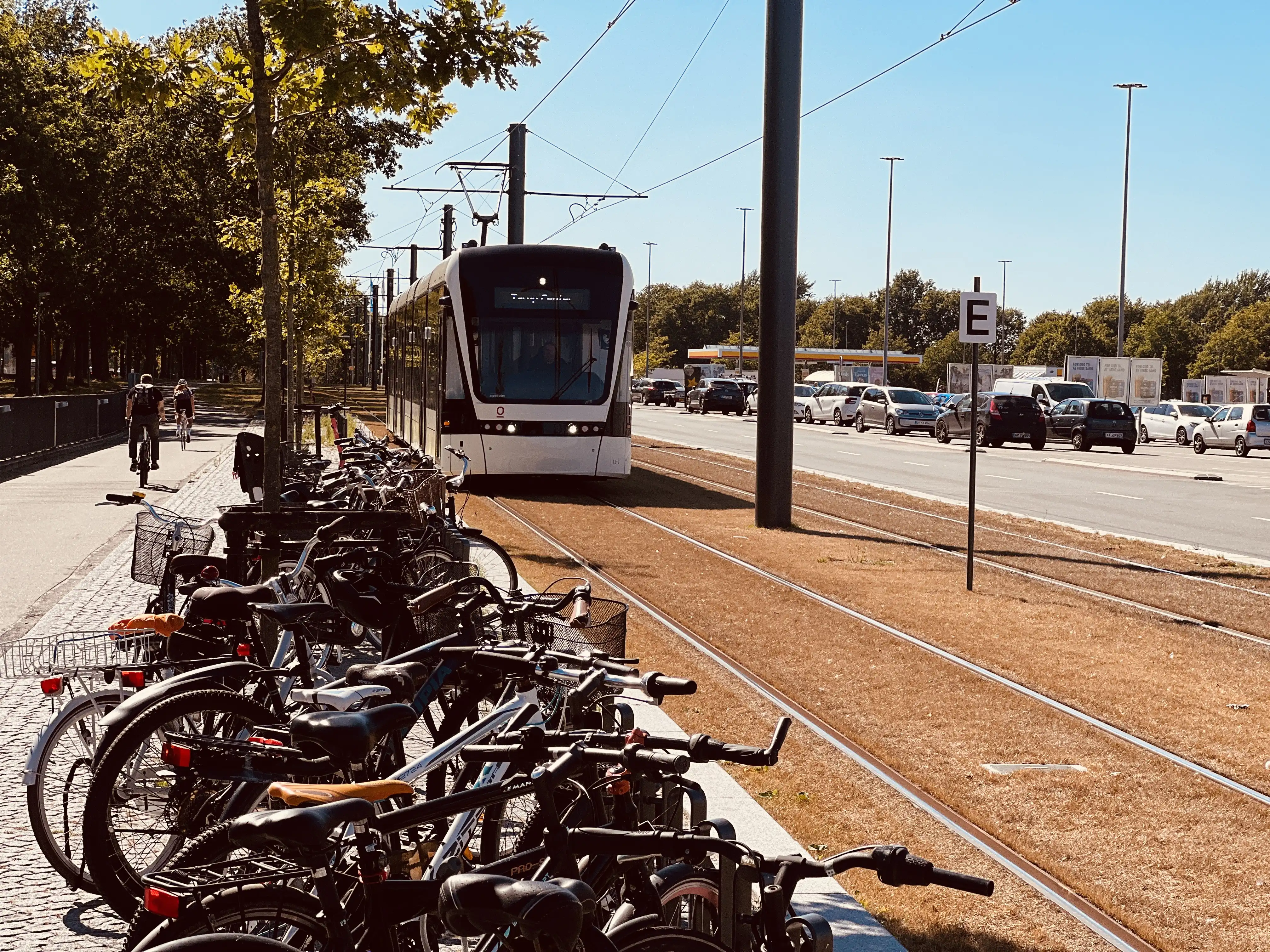 Billede af Odense Letbane togsæt 13 fotograferet ud for Bilka Letbanestation. Billede af Odense Letbane togsæt 13 fotograferet ud for Bilka Letbanestation.